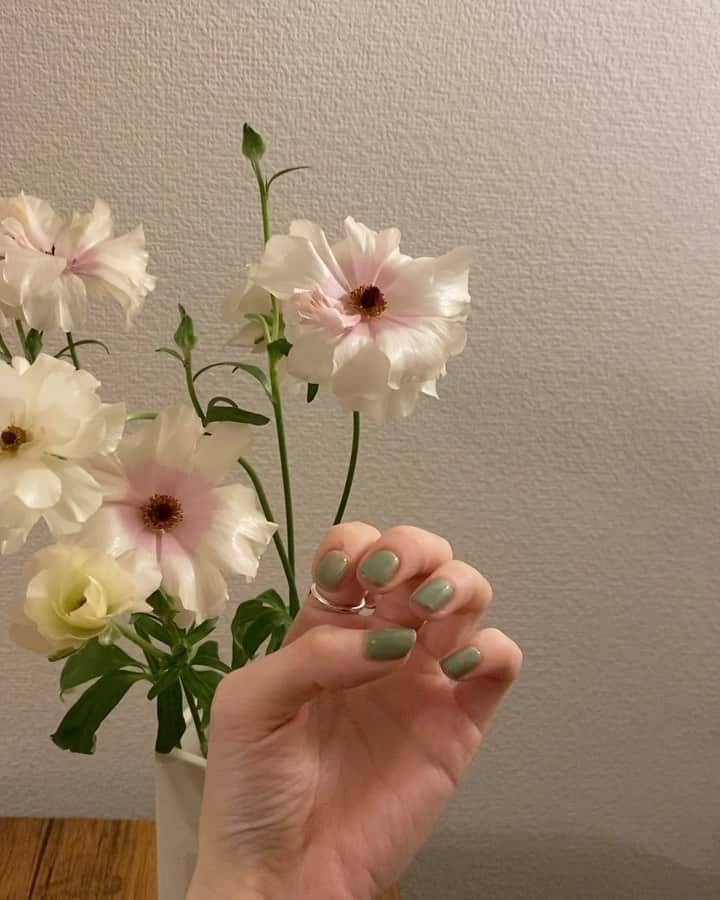 平木愛美のインスタグラム：「hello💞💛 可愛いネイルカラーと、指輪と、ちらっと撮影のオフショットで１コーデ紹介。なYouTube更新しております💐  グリーン？ピスタチオカラー？くすみどり？ 流行りの言葉はむずかしいですが、とにかくこの春可愛いカラー！♡ #love #愛美ねいる #美甲」