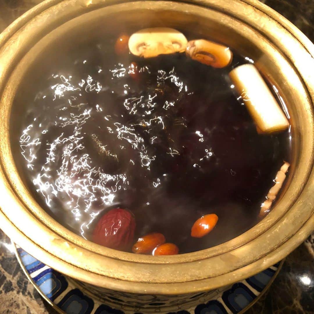進藤やす子さんのインスタグラム写真 - (進藤やす子Instagram)「✳︎ 秘伝のブラックスープで堪能するきのこしゃぶしゃぶ✨ . このブラックスープは中国雲南省で採れた30種類以上のきのこ🍄を8時間煮出したものなんだとか。美味しいし身体に良さそう！ . ...からの2軒目は魚民でした笑 . . #シャングリラズシークレット  #きのこしゃぶしゃぶ #六本木 #美肌効果 #ブラックスープ #ブラックスープきのこ鍋  #秘伝ブラックスープ  #六本木グルメ #やす子の外食メモ」3月8日 18時42分 - yasukoshindo
