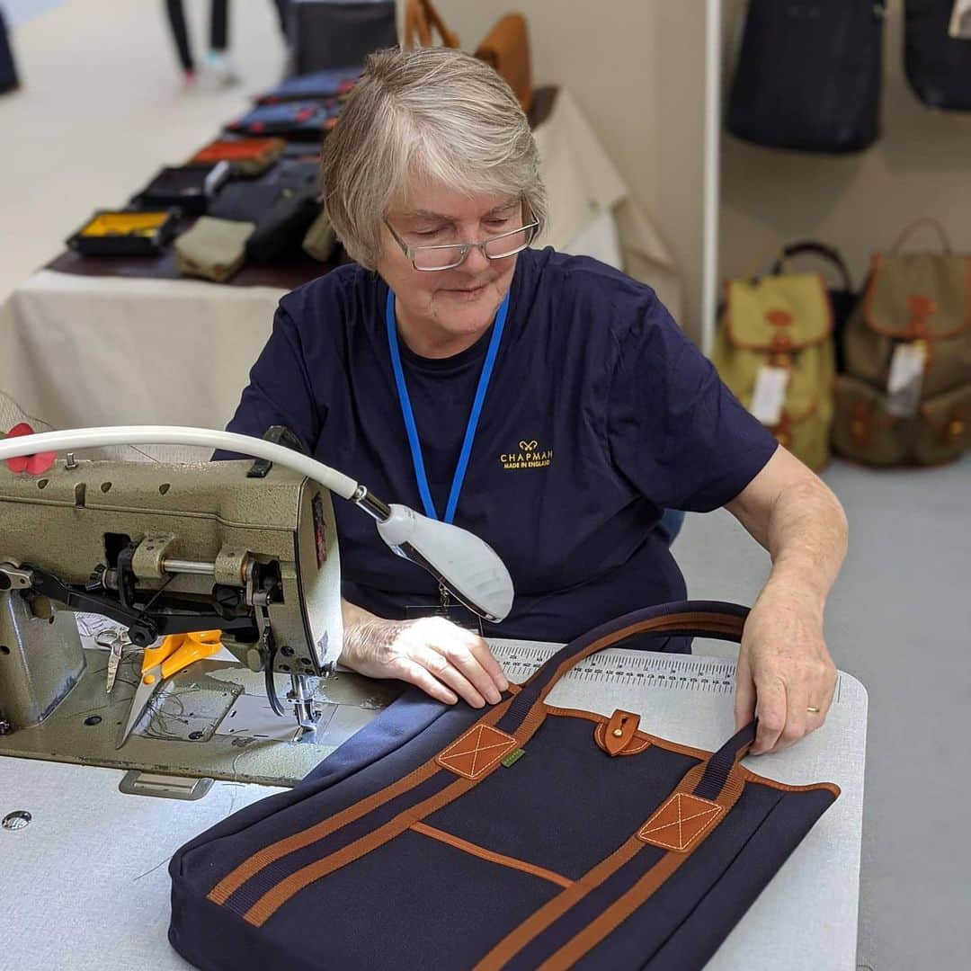 ジョンチャップマンのインスタグラム：「Happy International Women's day. Our workforce is 68% women and our bags are all the better for it. #internationalwomensday #madeinengland🇬🇧 #」