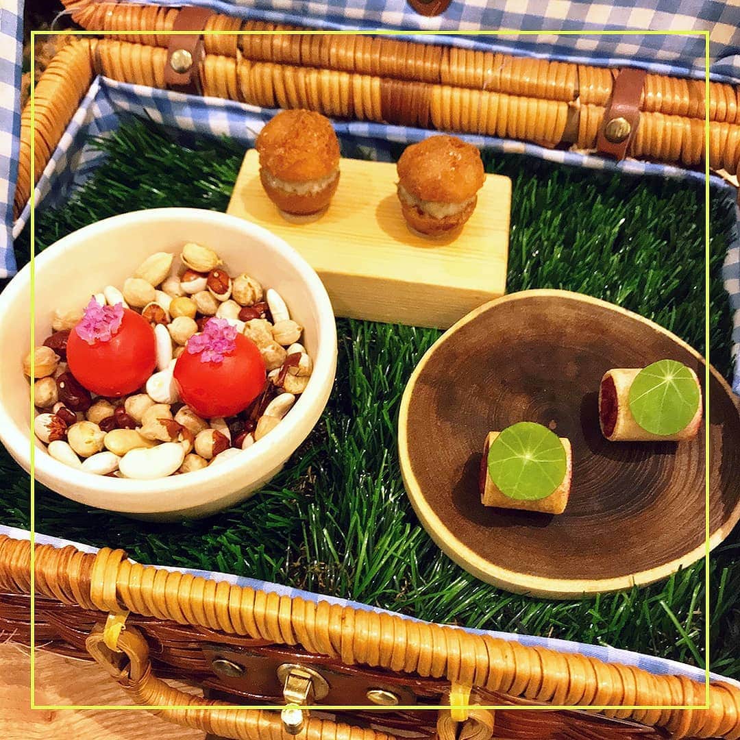 VOGUE GIRL JAPANさんのインスタグラム写真 - (VOGUE GIRL JAPANInstagram)「【本日のご褒美】ピクニックに来たかのような、ランチボックスで始まる西麻布「エネコ東京」のランチコース🍀エンターテイメントあふれる、アーティで美味しいモダンスパニッシュが味わえます。ほかにもワクワクする仕掛けがいくつもあり、新しい食体験を楽しみました✨ #本日のご褒美 #日曜日はグルメの日 #gourmetthursday #todayslittlehappiness #VOGUEGIRLエディターのお気に入り #西麻布グルメ #エネコ東京 #enekotokyo」3月8日 18時47分 - voguegirljapan