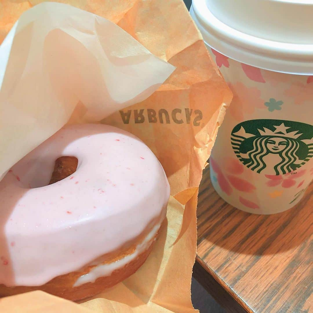 岡部玲子さんのインスタグラム写真 - (岡部玲子Instagram)「滅多にやらない朝からドーナツ🍩 ラテとサクラドーナツ🌸  皆さま、今日も素敵な1日を🏇✨ #岡部玲子 #タレント　#レポーター　#スターバックス　#スタバ大好き　#サクラドーナツ　#サクラ　#🌸　＃トールサイズ　#多かった　#美味しい　#ピンク　#可愛い　#桜ピンク　大好き　#競馬　#グリーンチャンネル　#mama #talent #reporter #japanese #starbucks #sakura #sakurapink #kawaii #cute #lovely #happy #dounuts」3月8日 9時52分 - reiko_okabe