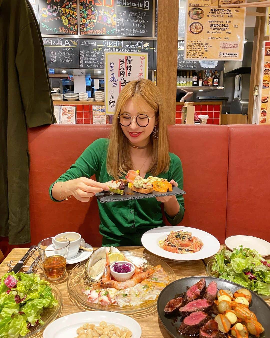 中村江莉香さんのインスタグラム写真 - (中村江莉香Instagram)「#ご飯ですよ 🤓‼︎笑 @arice.in.wonderland とミーティングディナー🤟してきました✍️ そして#youtube 撮影も📷 またアフレコします🥳#食べる動画 笑‼️ #リザラン は出来る前から実は気になっていたの〜😍高田馬場駅はしまむら行く時にプラプラする率高め😚👖👚 #ピンチョス が可愛くて美味しい😍 お肉も最高やた🤟🤟🤟 すっかり長居してしまいました...♥️ ・ 稲穂コーデよ🌾🌾(しつこい？笑 @kome_erica_official ・ #美味しいは正義 #美味しいは世界を救う #食べることが好きな人と繋がりたい #美味しい幸せ #グルメ #リザラン高田馬場 #新宿バル #高田馬場グルメ #スペインバル #高田馬場バル #駅近く #YOUTUBER #YOUTUBER撮影 #インフルエンサー #インスタグラマー #PR #デザートも美味しかった #スペインスイーツ #今夜もたらふく #満腹食べ #打ち合わせ #米江莉香 #江莉香について #マネージャーと」3月8日 10時32分 - erica_nakamura