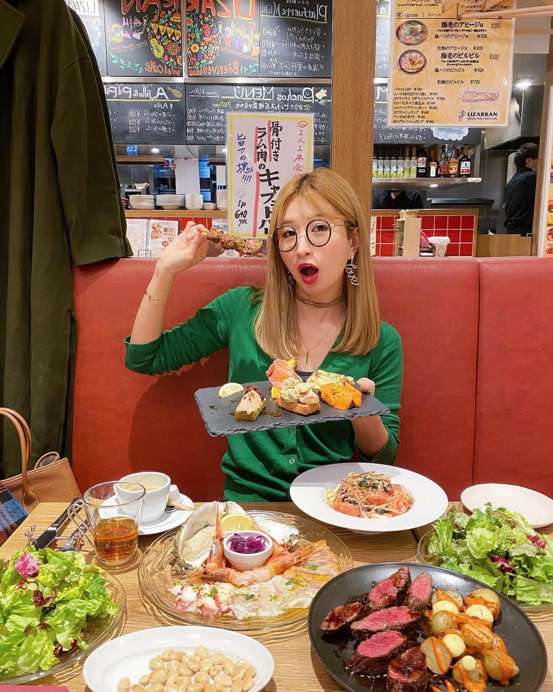 中村江莉香さんのインスタグラム写真 - (中村江莉香Instagram)「#ご飯ですよ 🤓‼︎笑 @arice.in.wonderland とミーティングディナー🤟してきました✍️ そして#youtube 撮影も📷 またアフレコします🥳#食べる動画 笑‼️ #リザラン は出来る前から実は気になっていたの〜😍高田馬場駅はしまむら行く時にプラプラする率高め😚👖👚 #ピンチョス が可愛くて美味しい😍 お肉も最高やた🤟🤟🤟 すっかり長居してしまいました...♥️ ・ 稲穂コーデよ🌾🌾(しつこい？笑 @kome_erica_official ・ #美味しいは正義 #美味しいは世界を救う #食べることが好きな人と繋がりたい #美味しい幸せ #グルメ #リザラン高田馬場 #新宿バル #高田馬場グルメ #スペインバル #高田馬場バル #駅近く #YOUTUBER #YOUTUBER撮影 #インフルエンサー #インスタグラマー #PR #デザートも美味しかった #スペインスイーツ #今夜もたらふく #満腹食べ #打ち合わせ #米江莉香 #江莉香について #マネージャーと」3月8日 10時32分 - erica_nakamura