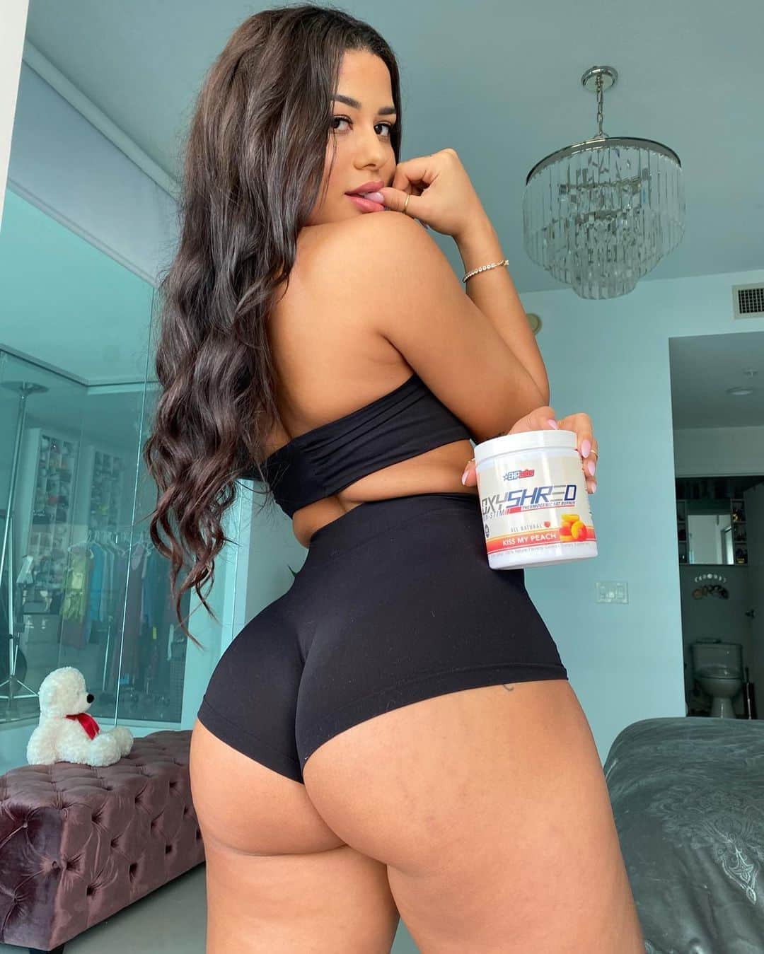 Katya Elise Henryさんのインスタグラム写真 - (Katya Elise HenryInstagram)「kiss my peach 🍑😜 - - my fav @ehplabs supplement? definitely kiss my peach oxyshred! its a non-stimulant pre workout. my faaaav. perfect for nighttime seshssss 🌙💪🏽✨🍑 + it tastes so good. like fresh peaches 😫 vegan friendly too. use code: katya10 to save $ off yours on www.ehplabs.com」3月8日 10時29分 - katyaelisehenry
