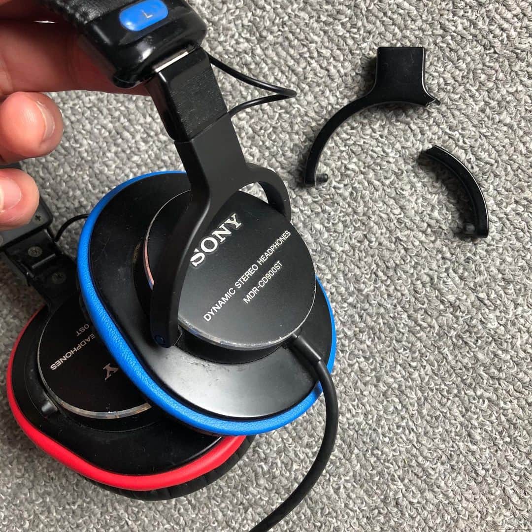 金剛地武志のインスタグラム：「10年くらい使ってるSONY MDR-CD900ST修理。雑にソファに置いといて折れた。音家で部品¥242。直ぐ届くし、ありがたいです。サンキューSONY &サウンドハウス。」