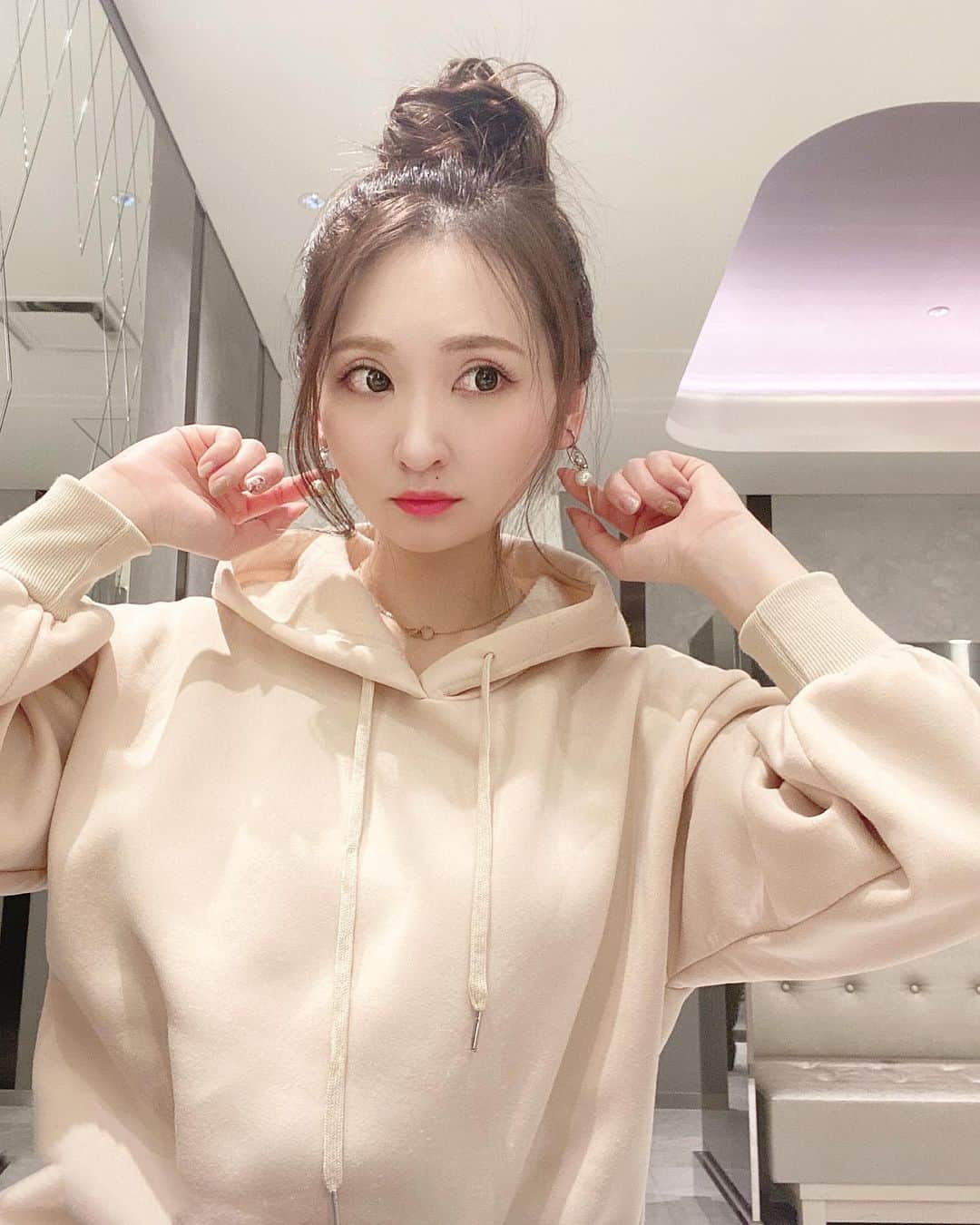 のインスタグラム：「おだんご🍡 ・ アップスタイルの時って意外と首の後ろの毛とか気になるんだけど全身脱毛してると安心☻ 私も通ってる銀座カラーさんなら、 お顔〜足先まで含めた全身脱毛が月額3,000円だよ🙂🙃 ・ 無料カウンセリングのご予約は『@ginzacalla_official』の 公式アカウントURLからキャンペーンcheckしてね🤗 ・ #銀座カラー　#脱毛　#全身脱毛　#顔脱毛　#callaPR  #日曜日　 #sundaymornings」