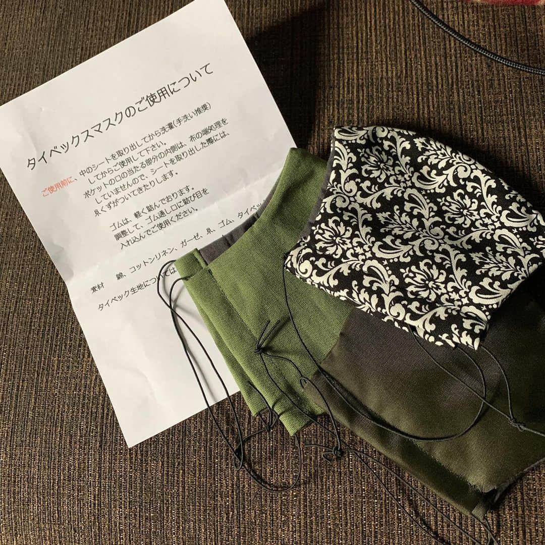 長田成哉のインスタグラム：「おふくろの友人が作っているマスクが届いた。 使い捨てじゃないから これを使っていこう。」