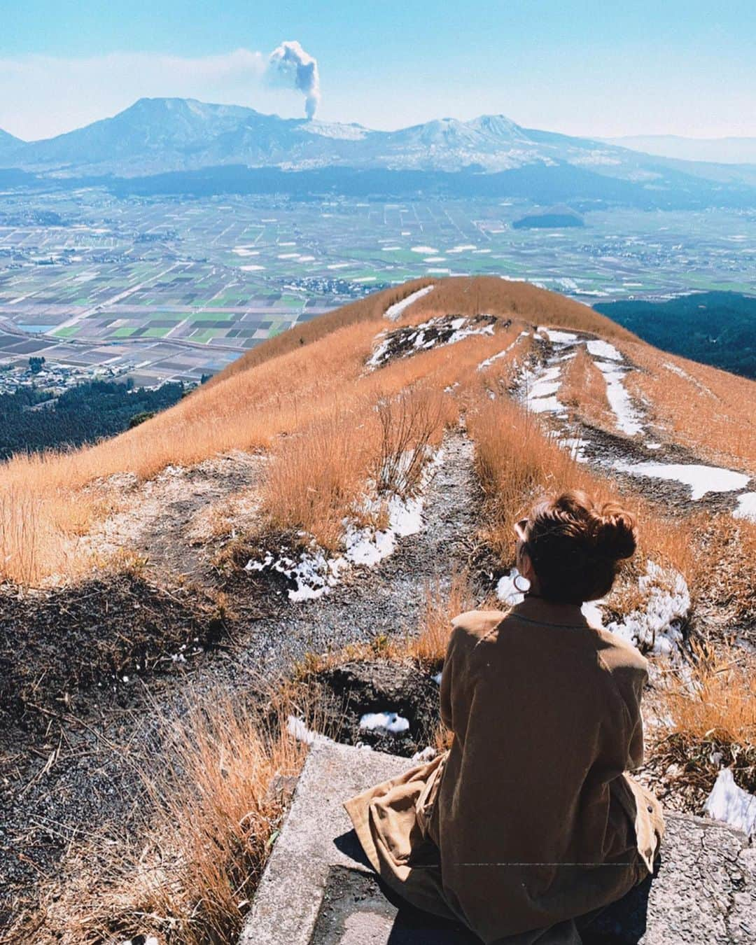 月島桃花のインスタグラム：「. 突然の3days ⛄️vacationで熊本へ  空気が綺麗すぎてどこにいても深呼吸した瞬間に 洗われて幸せ感じる感覚🌿 心の底から"やっとみつけたね"って感覚と 何も縁がなかったところから 惹き寄せられて今があることも この3日間のこと1つ残らず覚えていたい📝  九州に帰るべきだとカラダが感じてて フワっと考えてた夢の1つ1つが すべて目に見えるように繋がった✨  静かで穏やかな空気の自然の中で入る黒川温泉♨︎ 九州の素材の味大事にしながらの 優しい濃さの味付けも お肉野菜お魚もおいしすぎて幸💯❤︎❤︎ #Kumamoto #阿蘇 #熊本 #熊本ルート50」