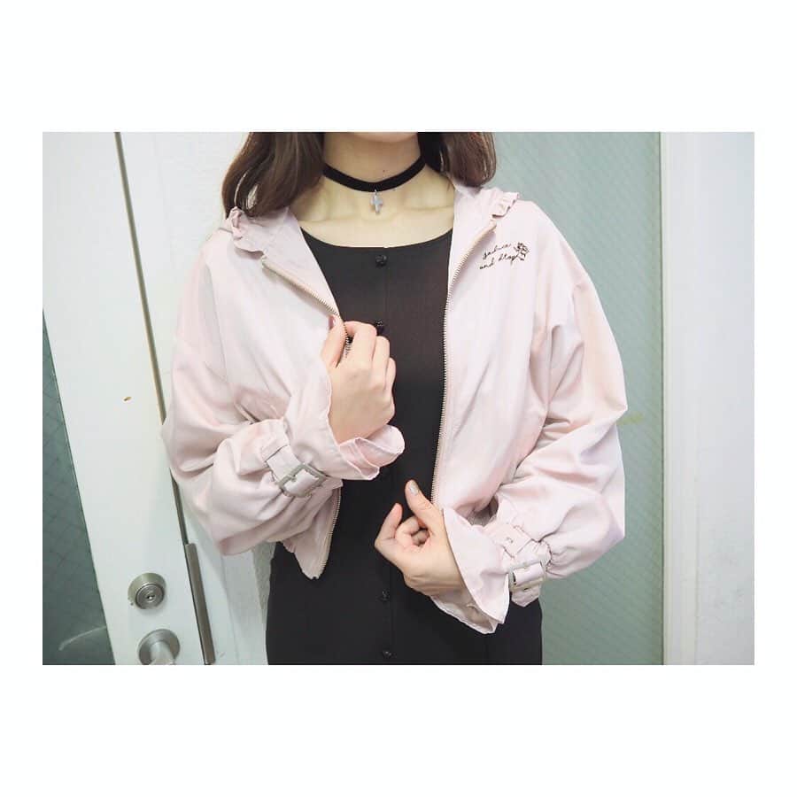 EATMEさんのインスタグラム写真 - (EATMEInstagram)「3.8 update... #EATME #MARCH #NEW #ITEM #🌹 チョーカー、パンプス➡︎発売中 ブルゾン➡︎3.10発売予定 ワンピース➡︎3月発売予定 ソックス➡︎参考商品 . TOP画面のURLからEATME WEB  STOREをCHECK💁🏻‍♀️ . ベルトスリーブフードジャケット（ #JACKET ） ¥14,000（＋tax） COLOR🎨:PNK.BLK SIZE📐:FREE . ケープ付きタイトワンピース（ #ONEPIECE ） ¥13,600（＋tax） COLOR🎨:BLK.PNK.MIX SIZE📐:S.M . メディカルクロスチョーカー（ #CHOKER ） ¥2,500（＋tax） COLOR🎨:BLK.RED . Vカットレースアップパンプス（ #PUMPS ） ¥13,000（+tax） COLOR🎨:BLK.RED.PNK SIZE📐:S（22.5cm) M（23.5cm）、L（24.5cm） . #EATME_COORDINATE #eatmejapan #イートミー」3月8日 11時12分 - eatme_japan