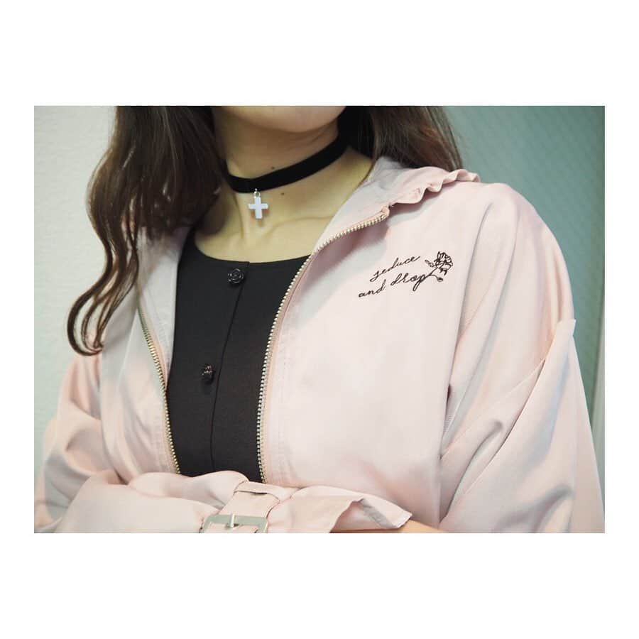 EATMEさんのインスタグラム写真 - (EATMEInstagram)「3.8 update... #EATME #MARCH #NEW #ITEM #🌹 チョーカー、パンプス➡︎発売中 ブルゾン➡︎3.10発売予定 ワンピース➡︎3月発売予定 ソックス➡︎参考商品 . TOP画面のURLからEATME WEB  STOREをCHECK💁🏻‍♀️ . ベルトスリーブフードジャケット（ #JACKET ） ¥14,000（＋tax） COLOR🎨:PNK.BLK SIZE📐:FREE . ケープ付きタイトワンピース（ #ONEPIECE ） ¥13,600（＋tax） COLOR🎨:BLK.PNK.MIX SIZE📐:S.M . メディカルクロスチョーカー（ #CHOKER ） ¥2,500（＋tax） COLOR🎨:BLK.RED . Vカットレースアップパンプス（ #PUMPS ） ¥13,000（+tax） COLOR🎨:BLK.RED.PNK SIZE📐:S（22.5cm) M（23.5cm）、L（24.5cm） . #EATME_COORDINATE #eatmejapan #イートミー」3月8日 11時12分 - eatme_japan