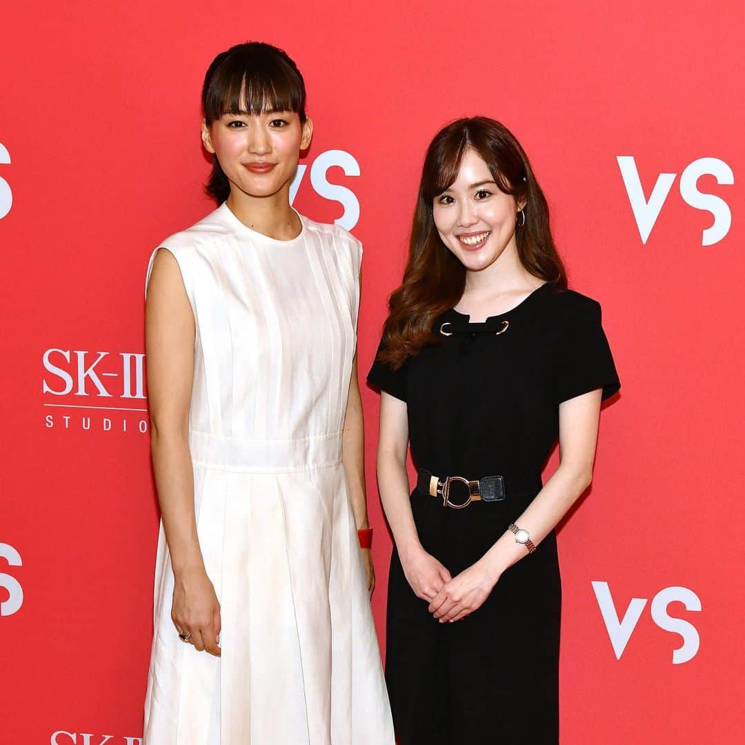 メロディー・モリタさんのインスタグラム写真 - (メロディー・モリタInstagram)「Reunited with top Japanese actress Haruka Ayase in NY!!✨ It was an honor interviewing her again after five years.☺️ * SK-II took over Times Square's 41 screens to convey a powerful message that Beauty is #NOCOMPETITION (swipe for vids)! The stunt also announced the upcoming release of #VSSeries―the stories of 6 top Olympic athletes battling with themes such as Trolls, Pressure, and Rules. * So, why is a beauty brand saying that there should be "no competition in beauty?" As I shared previously on my platform as well as on @SKII, "competition" makes us stronger, pushes us further, and makes us feel proud when we achieve something. For beauty, many of us find joy in taking care of our skin & body, putting on makeup, selecting outfits that make us feel good, etc. But on the other hand, unfortunately, there is a toxic part of beauty where we face pressure, comparisons, or limitations due to "beauty standards" that can make you feel like you must look or act a certain way to "fit in." That is the unhealthy part of beauty we never signed up for. * One of the VS series' starring athletes, @SimoneBiles shared a powerful message stating, "This is my body and it does incredible things. Nobody should tell you or I what beauty should or should not look like, as we define our OWN beauty.” 👏✨ * Yes, it's great to enjoy and be passionate about beauty. But what's NOT right is to be hurt or restrained because of rules and competition in beauty. Each person shines the brightest when they feel happy and confident in their own skin. I hope that you will be inspired by these athletes' stories, and please remember that you are unique & special in your own way.❤️ * 綾瀬はるかさんと5年ぶりに再会し、今回はニューヨークでインタビューをさせて頂きました！✨ インタビュー前の舞台下で2人の時には、"Do you live in New York?" と、綾瀬さんが英語で話しかけて下さいました☺️ * 私もSK-IIグローバルチームの一員となり、何ヶ月もかけて作り上げたのが「美は #競争ではない」。NYのタイムズ・スクエアで41のスクリーンをジャック！3＆4枚目が、SK-IIが世界に向けて発信した壮大な映像です。 * ビューティーブランドであるSK-IIが、何故このようなメッセージを掲げているのか？「競争」や「美」というもの自体はとても素晴らしいことです。でも、外見による比較や決めつけ、周囲からのプレッシャーによる「美の競争」というものは望ましくありません。 * 自分らしく生きることの大切さを伝え、美は苦しいものではなく、自分自身が求める美を楽しみながら、共に成長していってもらいたいという願いを込めたメッセージとなっています。このイベントを通して、私にとっての美とは何かを改めて考えた貴重な2日間となりました。 * 📷SK-II, Getty Images #SKII #綾瀬はるか さん #シモーンバイルズ 選手」3月8日 11時21分 - melodeemorita