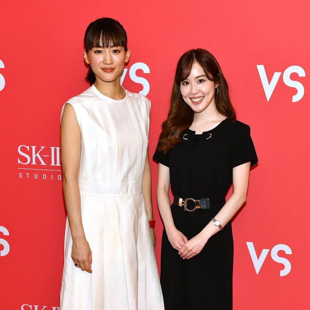 メロディー・モリタのインスタグラム：「Reunited with top Japanese actress Haruka Ayase in NY!!✨ It was an honor interviewing her again after five years.☺️ * SK-II took over Times Square's 41 screens to convey a powerful message that Beauty is #NOCOMPETITION (swipe for vids)! The stunt also announced the upcoming release of #VSSeries―the stories of 6 top Olympic athletes battling with themes such as Trolls, Pressure, and Rules. * So, why is a beauty brand saying that there should be "no competition in beauty?" As I shared previously on my platform as well as on @SKII, "competition" makes us stronger, pushes us further, and makes us feel proud when we achieve something. For beauty, many of us find joy in taking care of our skin & body, putting on makeup, selecting outfits that make us feel good, etc. But on the other hand, unfortunately, there is a toxic part of beauty where we face pressure, comparisons, or limitations due to "beauty standards" that can make you feel like you must look or act a certain way to "fit in." That is the unhealthy part of beauty we never signed up for. * One of the VS series' starring athletes, @SimoneBiles shared a powerful message stating, "This is my body and it does incredible things. Nobody should tell you or I what beauty should or should not look like, as we define our OWN beauty.” 👏✨ * Yes, it's great to enjoy and be passionate about beauty. But what's NOT right is to be hurt or restrained because of rules and competition in beauty. Each person shines the brightest when they feel happy and confident in their own skin. I hope that you will be inspired by these athletes' stories, and please remember that you are unique & special in your own way.❤️ * 綾瀬はるかさんと5年ぶりに再会し、今回はニューヨークでインタビューをさせて頂きました！✨ インタビュー前の舞台下で2人の時には、"Do you live in New York?" と、綾瀬さんが英語で話しかけて下さいました☺️ * 私もSK-IIグローバルチームの一員となり、何ヶ月もかけて作り上げたのが「美は #競争ではない」。NYのタイムズ・スクエアで41のスクリーンをジャック！3＆4枚目が、SK-IIが世界に向けて発信した壮大な映像です。 * ビューティーブランドであるSK-IIが、何故このようなメッセージを掲げているのか？「競争」や「美」というもの自体はとても素晴らしいことです。でも、外見による比較や決めつけ、周囲からのプレッシャーによる「美の競争」というものは望ましくありません。 * 自分らしく生きることの大切さを伝え、美は苦しいものではなく、自分自身が求める美を楽しみながら、共に成長していってもらいたいという願いを込めたメッセージとなっています。このイベントを通して、私にとっての美とは何かを改めて考えた貴重な2日間となりました。 * 📷SK-II, Getty Images #SKII #綾瀬はるか さん #シモーンバイルズ 選手」