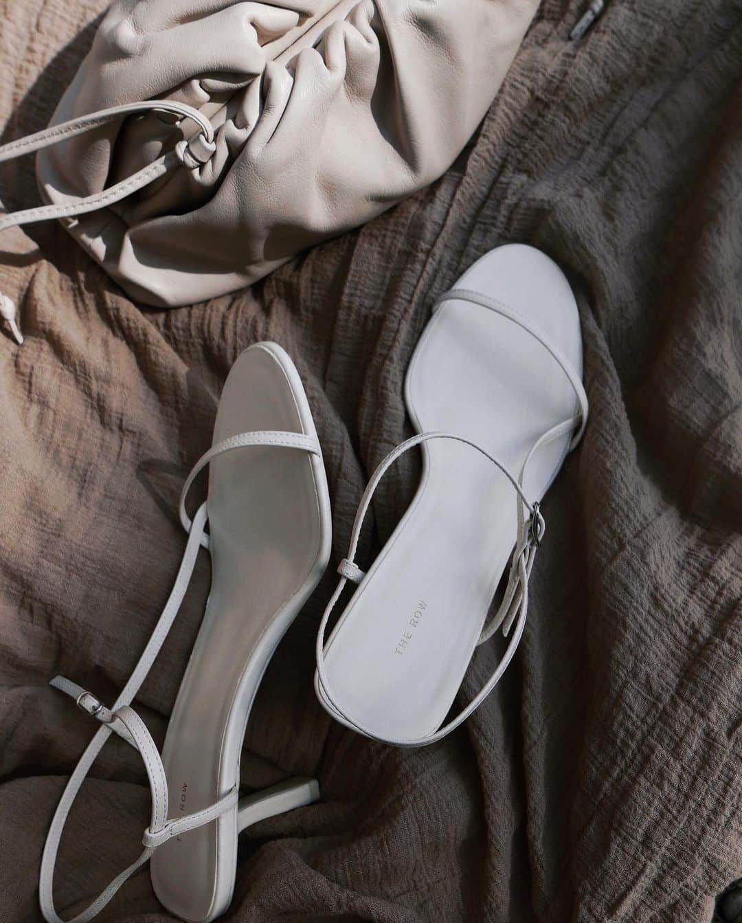 JUNNAのインスタグラム：「inside my head 😎🌴☀️🐠 ・ ・ ・ #therow #bottegaveneta #bottegavenetabag  #only #sandals #ストラップ #靴 #サンダル#white #newbottega」