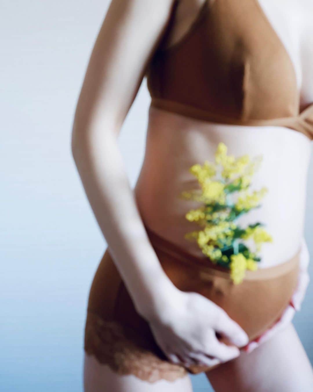 武智志穂さんのインスタグラム写真 - (武智志穂Instagram)「ご報告﻿ ﻿ いつも応援してくださっている皆様へ。﻿ ﻿ この度、ふたつの新しい命をお腹に授かることができました。﻿ 現在妊娠6ヶ月で、入籍も既に済ませておりますことを併せてご報告させていただきます。﻿ ﻿ 2年に渡る不妊治療。 妊娠12週目での稽留流産という辛く悲しい出来事もありました。﻿ 私たちのペースで不妊治療に専念したかったため、このタイミングでのご報告となりました。﻿ 入籍！妊娠！双子！と急なご報告で皆さんを驚かせてしまったことをお許しください。﻿ ﻿ こうして再び授かることができた愛おしい命。﻿ ここに至るまで本当に色々なことがありました。﻿ 不妊治療は途方もない時間とお金、そして何よりも、強い気持ちが必要となります。﻿ 頑張っても報われないことの連続で、何度も何度も心が折れそうになりました。﻿ けれども、その度に立ち上がり諦めず治療を続けてこれたのは、主人という心強い存在がいてくれたから。﻿ ﻿ リスクの高い多胎妊娠で、無事に産まれてきてくれるまで今でも不安な毎日を過ごしていますが、出産に向け夫婦で力を合わせ頑張って参ります。﻿ どうか温かい目で見守っていただけると幸いです。 ﻿ ﻿ 妊娠・出産は、当たり前のことと考えられがちですが、本当に奇跡のようなタイミングが積み重なった結果。﻿ 不妊の悩みや苦労は経験した人にしかわからないものかもしれませんが、不妊や不妊治療に対しての理解がこの日本にも広まってくれることを願っています。﻿ 赤ちゃんを授かることを望んでいる女性が、我が子を抱ける日が来ますように。﻿ どうかその想いが報われますように。﻿ ﻿ 最後になりましたが、新型コロナウイルス感染が収束し、人々が安心して生活できる日々が一日も早く訪れることを心より祈っております。﻿ ﻿ 今後も社会状況や体調と相談しつつ、お仕事もできる限り頑張っていきたいと思いますので、引き続きよろしくお願いいたします。﻿ ﻿ 武智志穂」3月8日 11時29分 - shiho_takechi