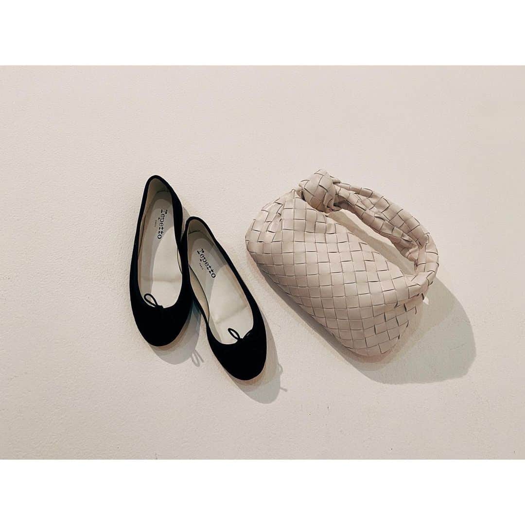 紗栄子さんのインスタグラム写真 - (紗栄子Instagram)「レペットのバレエシューズ🩰 初めての黒です🌹 shoes @repettoparis  bag @newbottega」3月8日 11時34分 - saekoofficial