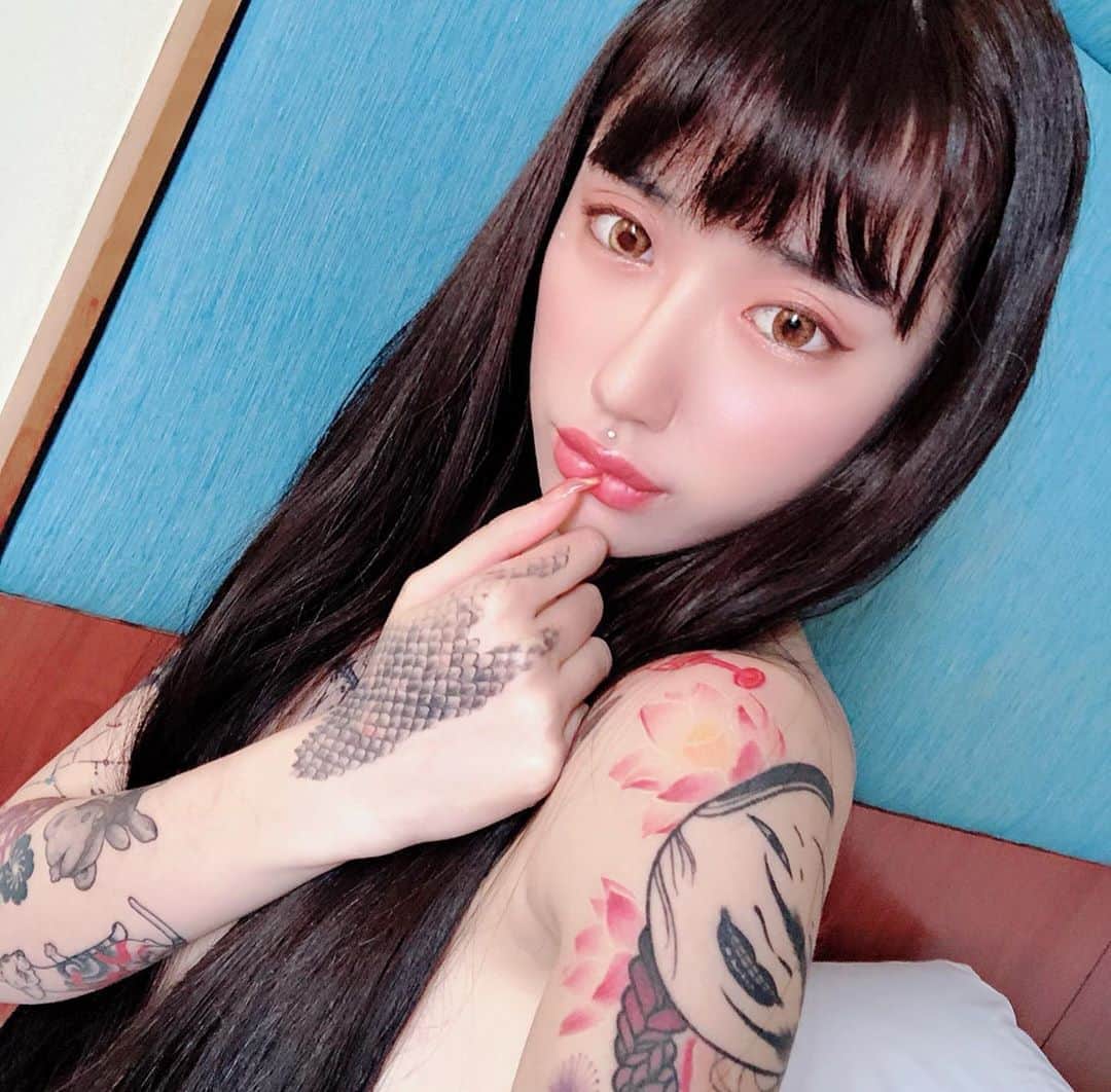 水森翠さんのインスタグラム写真 - (水森翠Instagram)「早🌞前髪とっ散らかってる💇🏻‍♀️ #tattoo#tatoogirl#piercing #medusapiercing#antieyebrow」3月8日 11時41分 - sui_mizumori
