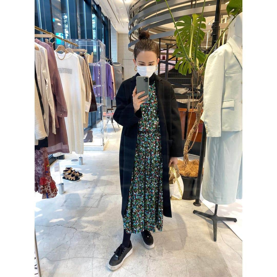 優木まおみさんのインスタグラム写真 - (優木まおみInstagram)「久しぶりに私服紹介。  ワンピース　SACRA コートAUDREY AND JOHN WAD 靴　NIKE  でした。  靴雨で汚れた、、。 雨止んで欲しいな。  #私服」3月8日 11時50分 - yukimaomi