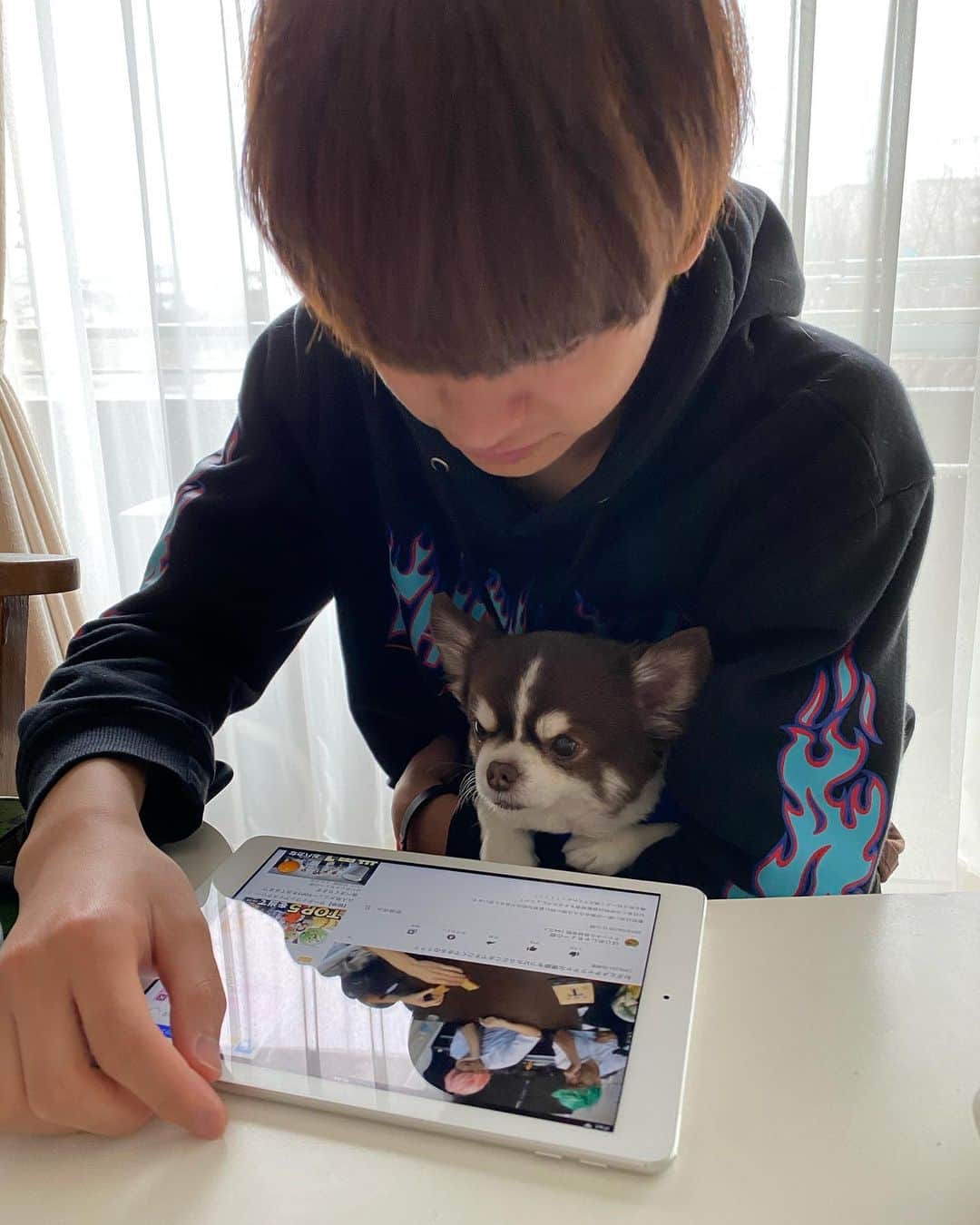 こまけいこのインスタグラム：「暇すぎてYouTubeを見る2人。  #休校　#YouTubeなかったら何してんのやろ　#勉強しろや」