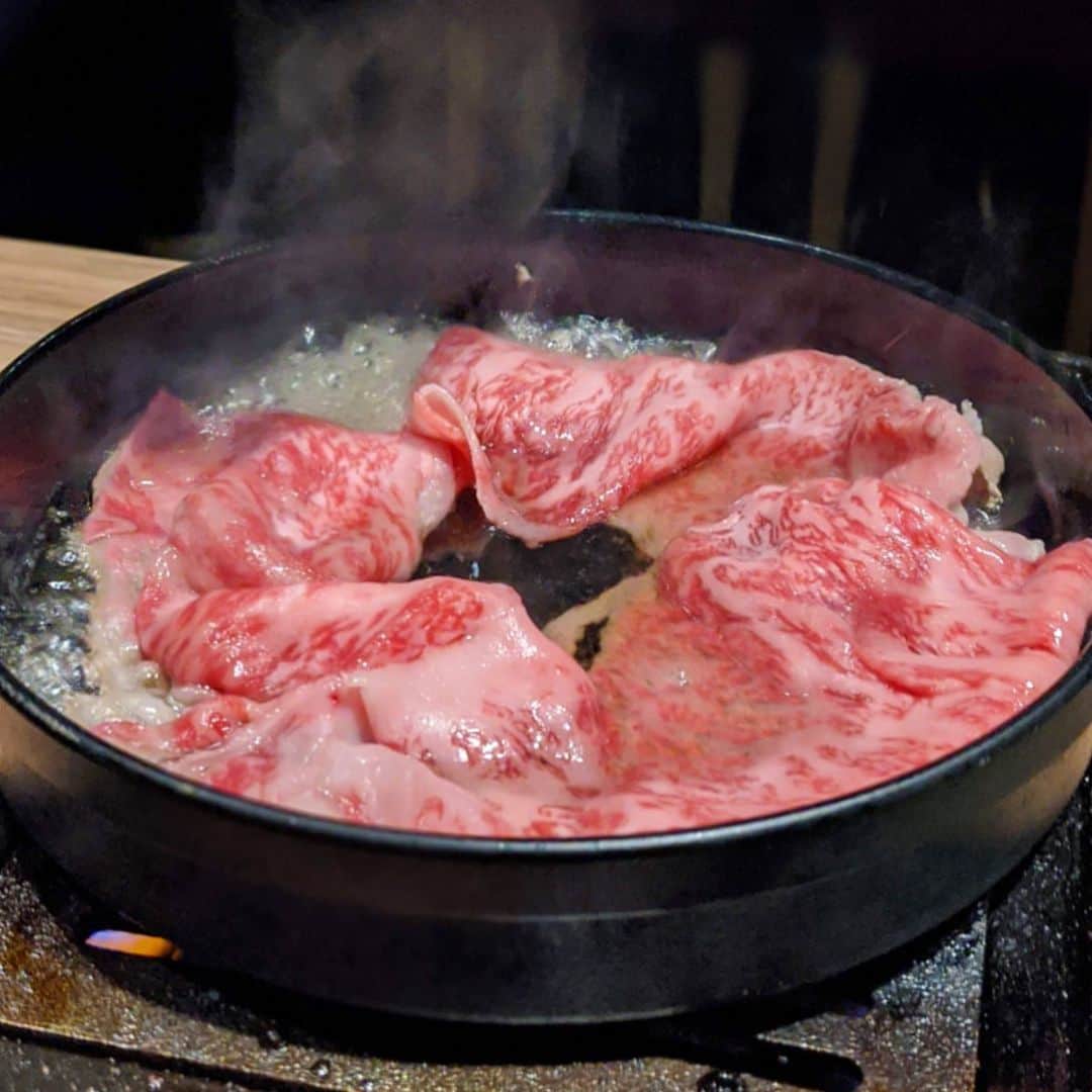 大見さなえさんのインスタグラム写真 - (大見さなえInstagram)「神戸牛三角バラ 万葉牛ミスジ🥩﻿ 『#うしみつ一門目黒店 』﻿ ﻿ 目の前でカットしたてのお肉を、焼いたり、﻿ タレにつけたり、すき焼きにしたり…🤤💓﻿ ﻿ 貴重な厚切りヒレの2種を食べ比べや﻿ ・サーロインのすき焼き﻿ ・ハラミ万葉牛イチボ など🥩﻿ ﻿ #お年玉企画2020 でお肉好きの方々から﻿ 色んな話も聞けて勉強になった日🐥✨﻿ ﻿ #焼肉 #やきにく #焼き肉 #お肉 #食﻿ #肉 #yakiniku #meat #肉活 #肉女子﻿ #pixelで撮影 #instafood #めぐログ_目黒﻿ #目黒グルメ #wagyu #和牛 #うしみつ #犇」3月8日 11時58分 - tabe_megumi