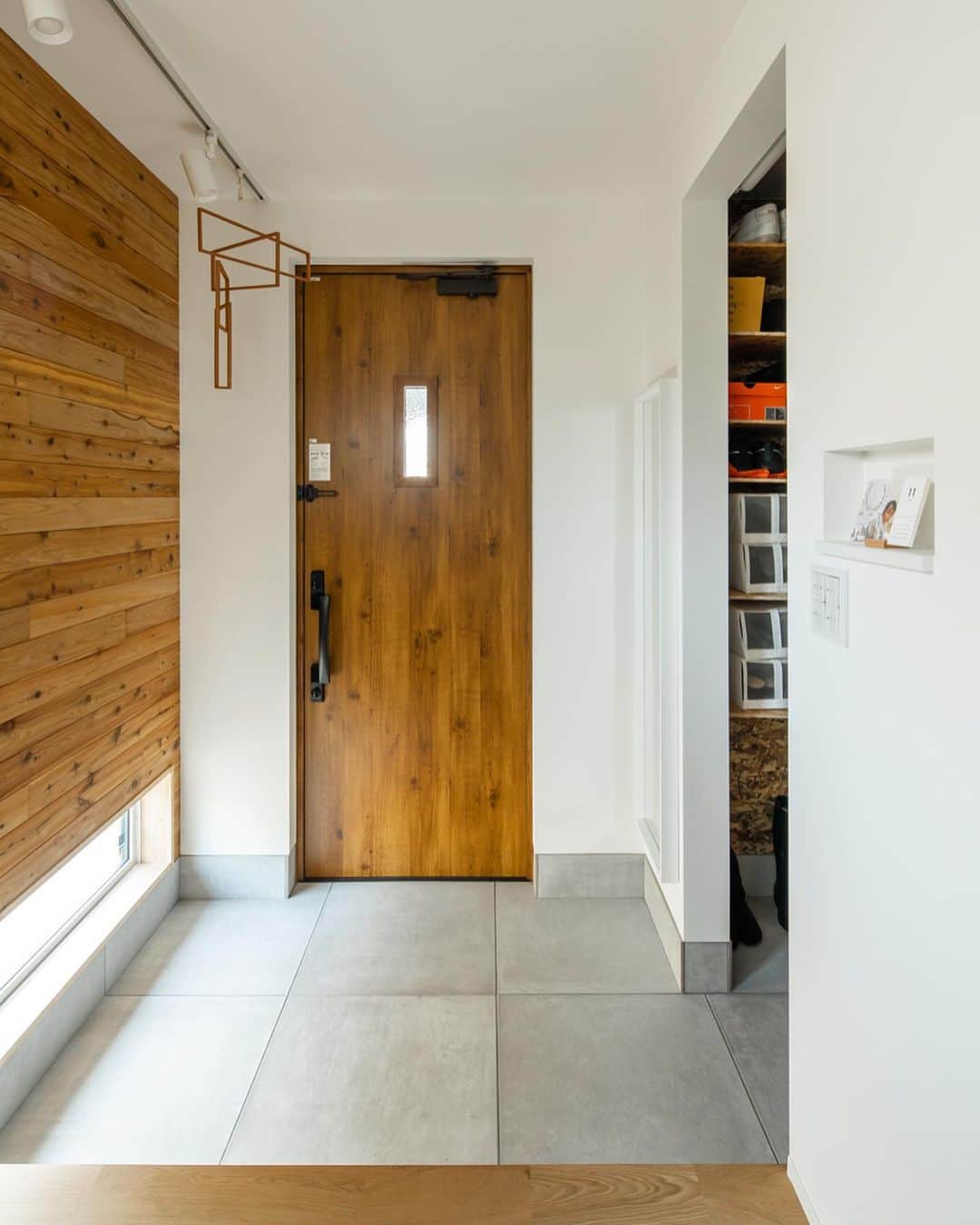 ルポハウス一級建築士事務所さんのインスタグラム写真 - (ルポハウス一級建築士事務所Instagram)「・ ・ ・ 木の温もりに包まれた明るい玄関ホール。 ・ シューズクローゼットの奥はウォークインクローゼットに繋がり、オンオフの切り替えがスムーズに出来る機能的な空間です。 ・ ・ ・ 𓐌𓐌𓐌𓐌𓐌𓐌𓐌𓐌𓐌𓐌𓐌𓐌𓐌𓐌𓐌𓐌𓐌𓐌  ルポハウスの施工事例はこちらまで☞ @reposhouse  𓐌𓐌𓐌𓐌𓐌𓐌𓐌𓐌𓐌𓐌𓐌𓐌𓐌𓐌𓐌𓐌𓐌𓐌 #ルポハウス は#ちょっとかっこいい家 を"友人のために" という思いでつくっています。 一生に一度の#マイホーム。 「あなたにしかできない」×「ルポハウスだからできる」で、 私たちだけの#家づくり を思いっきり楽しんでみませんか？！ ・ ・ ・ #住宅 #注文住宅 #新築一戸建て #デザイナーズ住宅  #一級建築士事務所 #設計事務所  #滋賀県大津市 #滋賀県草津市 #滋賀県栗東市  #滋賀県近江八幡市 #設計士とつくる家 #玄関インテリア #ナラ無垢床 #ba3117 #シンコールクロス #玄関ニッチ #名古屋モザイク #コットメント」3月8日 12時00分 - reposhouse