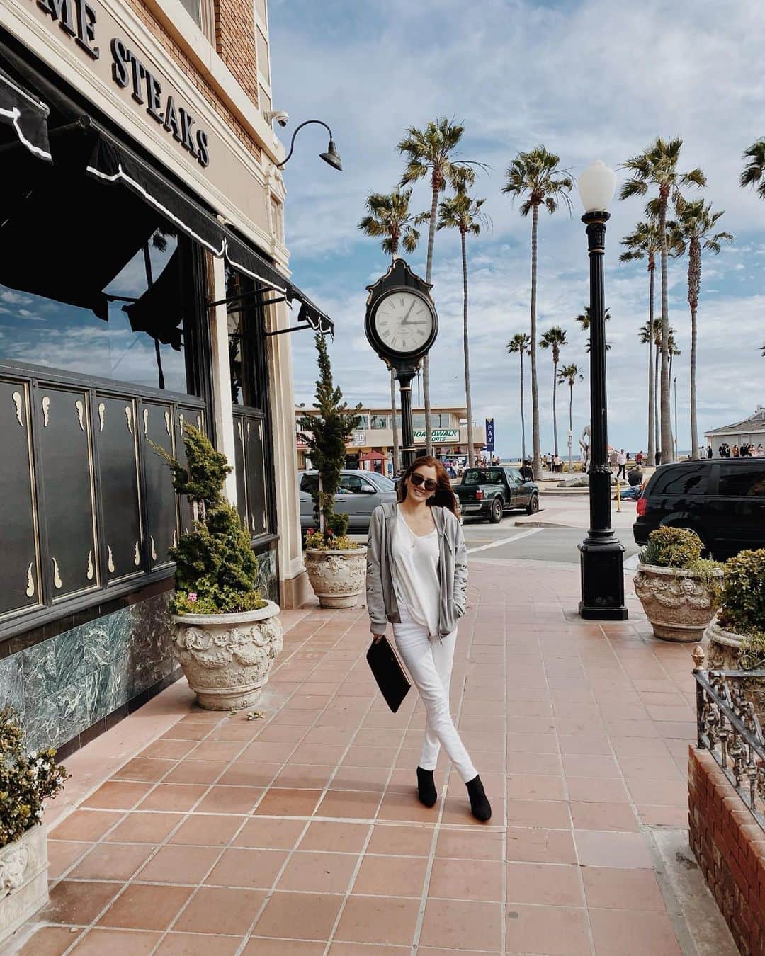 のインスタグラム：「chill n relax in Newport Beach🌴🤍looooove . . . #newportbeach #ootd #california #beach #lunch #palmtrees #picoftheday #love」