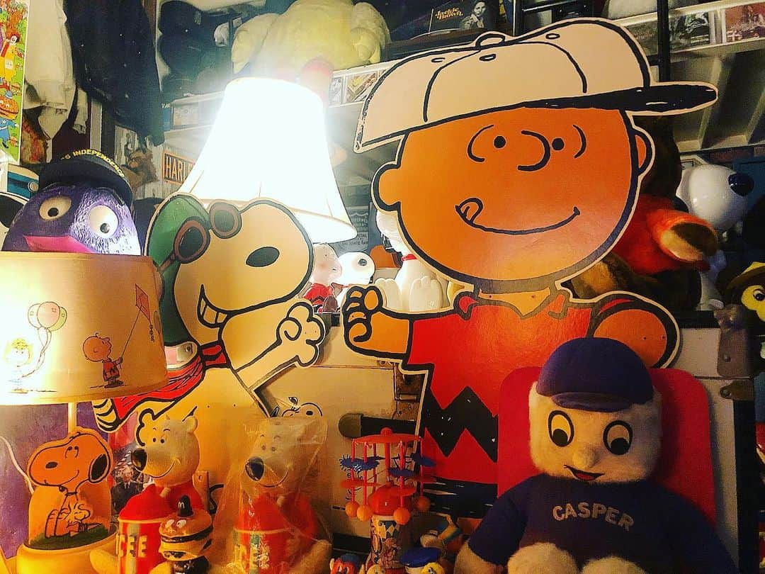 大川知英のインスタグラム：「70's peanuts Charlie Brown & Snoopy paper board store Display @united feature syndicate.inc🇺🇸 ルームメイクにはストアディスプレイ💄 UPI❗️🤡 #peanuts#charliebrown #snoopy ＃storedisplay#paperboard#70s #vintage#部屋にも可愛いメイクを #ディスプレイ好き#amecajiboys  #takatsubase#アメトイ部キャプテン」