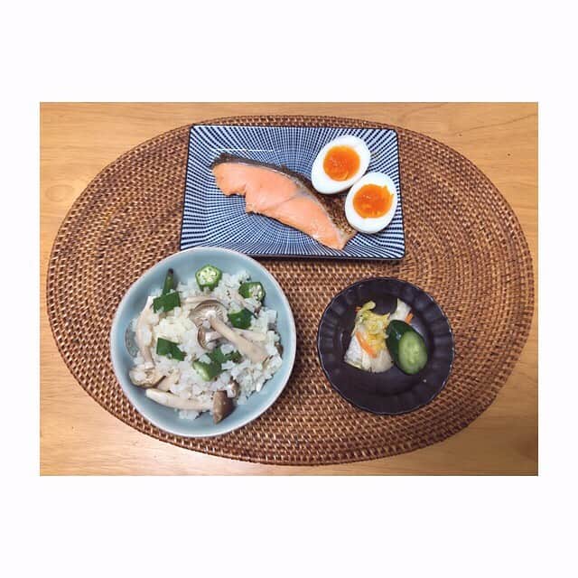 のインスタグラム：「お昼ごはん . #夜勤明け . 鮭 ゆでたまご カリフラワーライスとオクラとしめじ 漬物 . . 夜勤の皆さまおつかれ様でした🥺 . . 久しぶりに鮭たべたけど おいしかったな〜🤗 . 今日はゆっくり休みます(ぱた) . . 病院には、必要時マスクが欲しいですね。🥱 おやすみなさ〜い。 . . ◉ライザップ公認の紹介アンバサダーです。 〜紹介特典で、お安く入会できます〜 . ▶︎全国どの店舗でもOK ▷２週間のトライアルコースもあります(^_^)/ ▶︎カウンセリング予約前にご連絡ください . ◎入会やカウンセリングをお考えの方、 ご質問なども、DM✉️ください。 . ★トレーニング見学もできます★ . 📺RIZAP TVCM出演 🏅RIZAP BMG ファイナリスト2017.2018 . #rizap #ライザップ . #ダイエット #diet #ダイエット日記 #レコーディングダイエット #instadiet #ダイエット仲間募集 #ダイエッター #公開ダイエット  #昼ごはん #昼御飯 #lunch #昼ご飯 #昼食  #おうちごはん #糖質制限 #healthyfood #healthylifestyle」