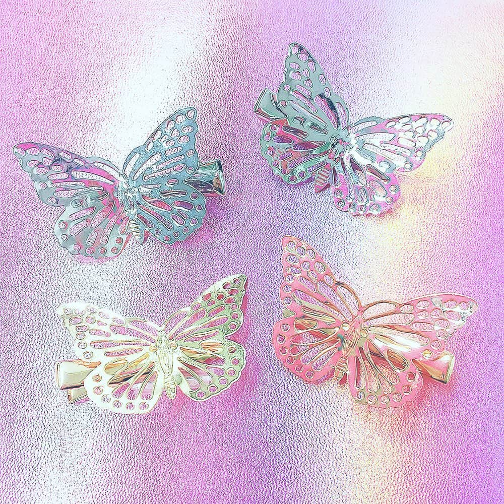 クレアーズさんのインスタグラム写真 - (クレアーズInstagram)「ピープス女子のMUST HAVE💜 バタフライ🦋モチーフ🖤 メタルタイプのミニピンは髪につけても、バッグなどにつけても、どっちも良き✨ 【500円＋税】  #claires #fashion #kawaii #クレアーズ #ファッション #カワイイ #accessory #アクセサリー #トレンド #おしゃれ #japan #JapaneseGirl #プチプラ #peeps#ピープス#ピープス女子#ピープス女子になりたい #ピープス女子目指す #バタフライ#バタフライアクセサリー#バタフライピン#ちょうちょ #ちょうちょイヤリング#蝶#蝶々アクセサリー #蝶々ピン#バタフライヘアピン#蝶々ヘアピン #蝶ヘアピン#蝶ピン」3月8日 12時23分 - clairesjapan