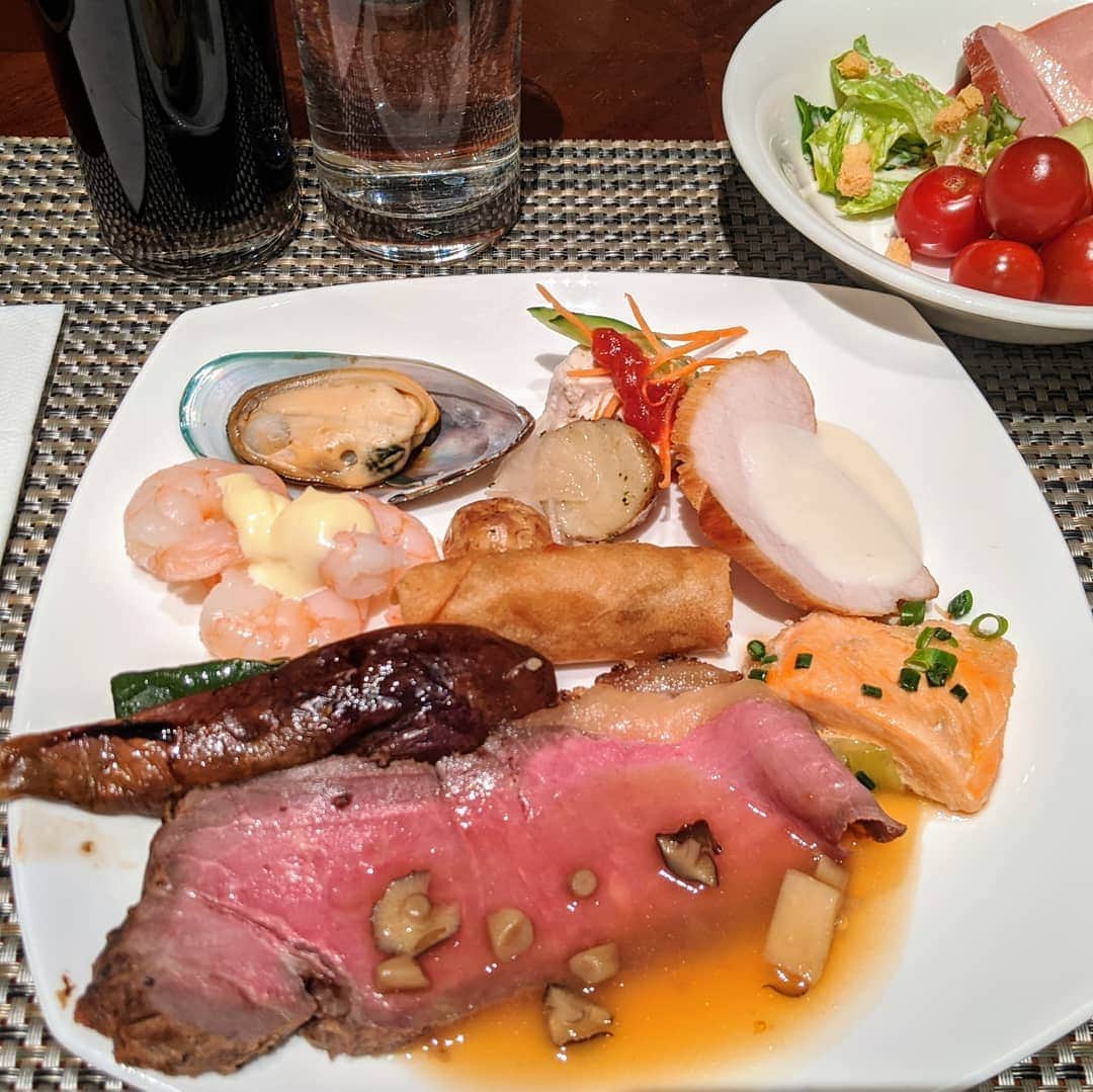 雨宮めるさんのインスタグラム写真 - (雨宮めるInstagram)「1ターン目は王道にまんべんなく。 2ターン目は最初とらなかった物と、美味しかったローストビーフやシュリンプ、ムール貝をリピート。 3ターン目からはデザートも。 #hilton #hiltontokyo #ヒルトン東京 #ヒルトンマーブルラウンジ #ヒルトンランチビュッフェ#lunch #lunchbuffet #hotellunch #chocolatefountain」3月8日 12時35分 - amamiya_melty