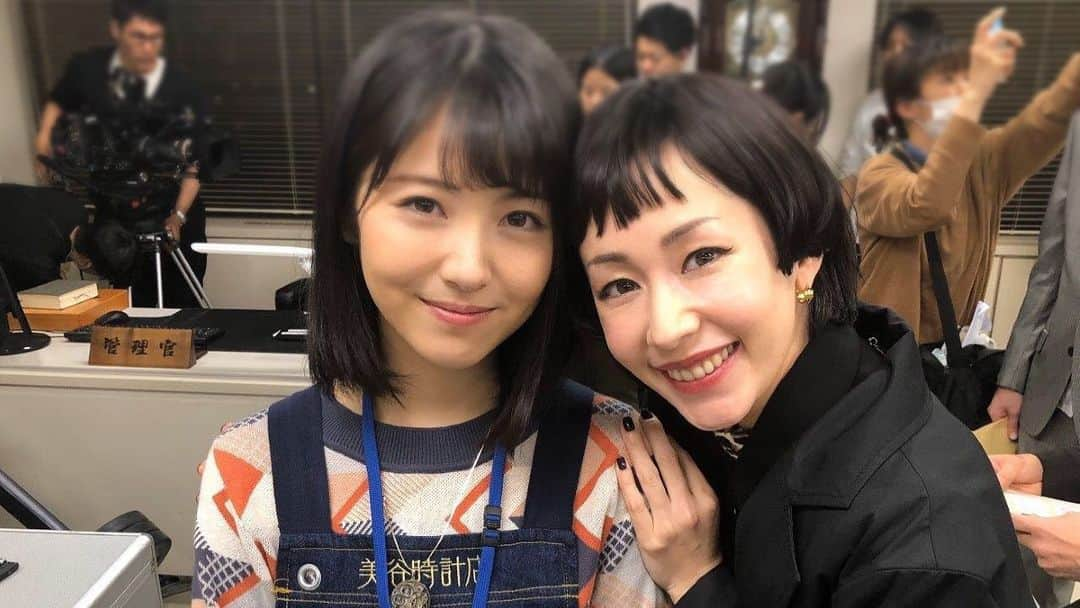 【公式】土曜ナイトドラマ「アリバイ崩し承ります」のインスタグラム：「＊﻿ ‪皆さん、かっこよくて美しい‬﻿ ‪#女帝キャサリン の姿﻿ ご覧いただけましたか…？😈✨‬﻿ ﻿ ‪カットがかかると、笑顔が素敵で気さくな普段のカエラさんに😍‬﻿ ‪ご出演ありがとうございました❣️‬﻿ ﻿ ‪時乃ちゃんとの2ショットいただきました～🥰‬﻿ ﻿ ‪#アリバイ崩し承ります‬﻿ ‪#ありくず‬﻿ ‪#可愛いが大渋滞 の‬﻿ ‪#お写真とれました😳‬﻿ #素敵すぎる﻿ #2ショット📸﻿ #浜辺美波﻿ #木村カエラ﻿ #来週は﻿ #最終回﻿ #お見逃しなく🤗」