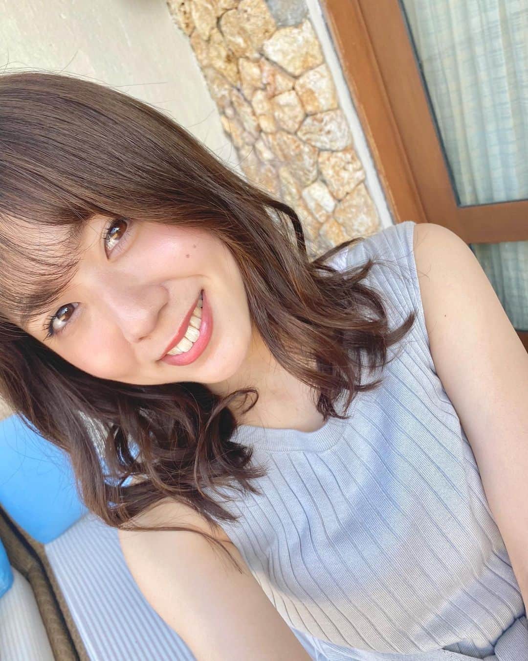 清水麻璃亜のインスタグラム：「ボラカイ島での美人百花さんの撮影から1ヶ月くらい経つらしく。早いなあ〜🏖 そんな1ヶ月前の自撮りです！ この時はiPhoneの画面が割れちゃってて 内カメラもぼやぼやになっちゃってたんだけど 今は取り替えたので、内カメラも綺麗に使えます🥺✨ #なんのはなし もうすぐ美人百花さん発売です☺︎」