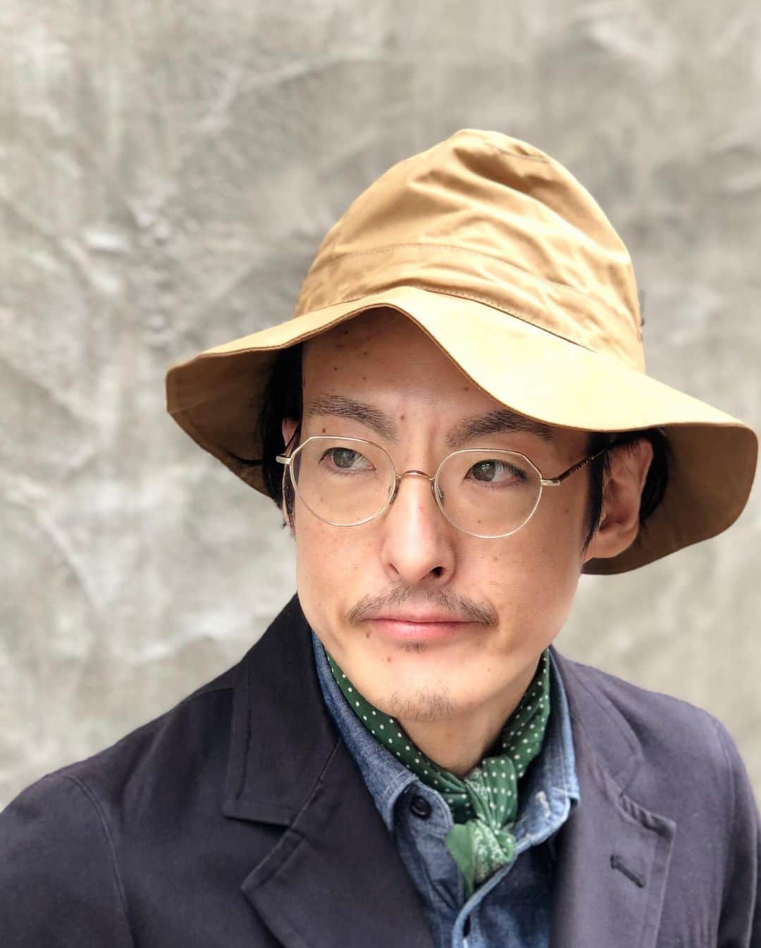 のインスタグラム：「Today's SNAP Shibuya:Hirai  #sunglasses #ahlem #ahlemeyewearfamily @ahlem  #staffsnap  #staffphoto #store @globespecs_official  #opticalstore  #ootd  #snap . 【ミュールバウアーのカスタムオーダーイベント開催のお知らせ】 ウィーンの創業117年、老舗帽子ブランド・ミュールバウアーのカスタムオーダーイベントを開催いたします。スタイル・素材・色・装飾・サイズを選んで自分だけのオリジナルの帽子をご購入いただけます。ミュールバウアーの伝統的なハンドメイドの手法を用いて作られ、上質な素材で細部にまでこだわったクラシックな帽子は、かぶる人の存在をより優雅にしてくれます。  今季のテーマは「Viennese Style：ウィーン・スタイル」 ヨーロッパの中央に位置し、フランス、ドイツ、東欧などから多様な文化、アート、食などの影響を受け混ざり合い、更に昇華していったウィーンの文化やスタイルはその多面性が魅力です。今回のミュールバウアーはその多面的なウィーンの魅力を表現するために「シンプルさと絢爛さ」、「煌めきと燻し」、「喧騒と静寂」、など多面性を織り交ぜたウィーンらしいスタイルを提案しています。 スタイル・素材・色・装飾・サイズを選んで自分だけのオリジナルメイドの帽子を作れる貴重な機会です。新作、定番を合わせておよそ90型をご用意して皆さまのお越しをお待ちしております。  開催日時：2020年3月14日（土）グローブスペックス 渋谷店 2020年3月15日（日）グローブスペックス 代官山店  当日6回のセッションを行い、予約制となります。 ご予約は渋谷店：03-5459-8377,代官山店：03-5459-3645へ ※ なおコロナウイルスの広がりを受けて、通常のイベント時よりも少ない定員で各セッションの予約の制限させていただきますこと、ご了承下さい。  #muehlbauer  #event @muehlbauer_hats  #globespecsshibuya  #globespecsdaikanyama  @globespecs_official」