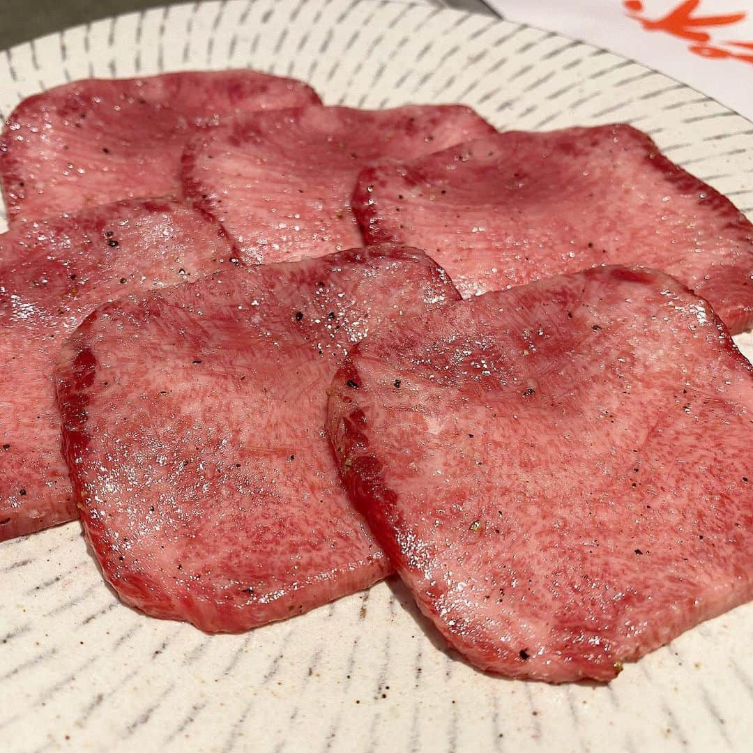 Mika Jimboさんのインスタグラム写真 - (Mika JimboInstagram)「今月焼肉チャンピオン本店強化月間です🥺なぜなら、愛する店長(なめさん)が今月迄だから🥺❤️. . . . なめさんスペシャル今月までなので一緒に行きたい人(友達のみ)連絡ください😭❤️既に週2ペースで行くことになりそうだけど、全然もっと増えても可🙋🏽‍♀️❤️. . . . なめさん大好き❤. . . 飽きないか心配してるらしいけど、チャンピオンは毎日でも食べれる焼肉なのだ😚❤️. . . . みんなも今月行っといたほうがいいよ！！ . . . いつもわたしはその日の美味しいやつをお任せだからなめさんにわたしと同じでお任せってゆってね❤️❤️❤️. . . あー、明日も行くけどすでにもう食べたい❤️😚. . . #チャンピオン本店#焼肉ババア#焼肉女子#yakiniku#焼肉好きな人と繋がりたい#恵比寿#恵比寿焼肉#恵比寿グルメ#恵比寿ディナー#東京のうまいメシシリーズ」3月8日 12時37分 - mikajimbox