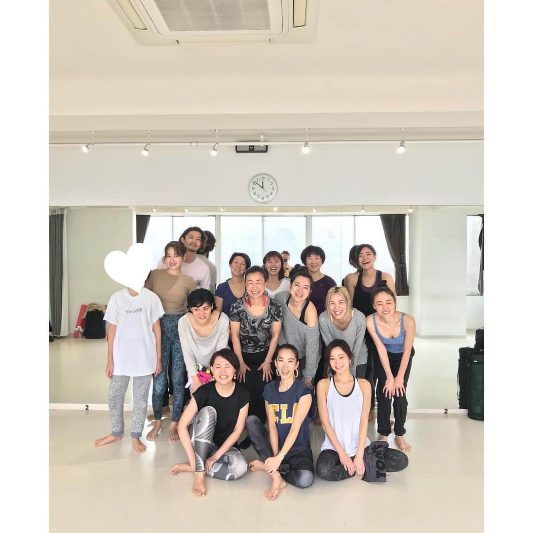 菅井悦子さんのインスタグラム写真 - (菅井悦子Instagram)「思考や感情があっちこっちに行ってしまう程、たくさんの情報であふれていますが、 『自分のために』、『自分の体』と『自分の時間』を使うことは、 不安の気持ちから少し離れることができるかもしれません。 “今”に意識を向けるということですね✨ ｰ 昨日もたくさんの方にご参加頂いたクラス。 みんなの笑顔が、私の元気の源です。 ご参加ありがとうございました！ ｰ #アッパーバランスボディヨガ #myyoganote」3月8日 12時39分 - etsuko313