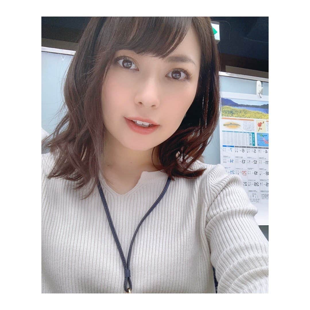 大久保涼香さんのインスタグラム写真 - (大久保涼香Instagram)「きょうは1日TOKYO FMの日。  雨だし、寒いし、色々あるけれど こんな日は TOKYO FMを聴いて ステキな日曜日をお過ごしください^ ^ ⁑⁑⁑⁑⁑⁑⁑⁑⁑⁑⁑⁑⁑⁑⁑⁑⁑⁑ #tokyofm #radio #news #announcer #coldday #rainyday #haveaniceweekend #tokyo #お仕事 #ラジオニュース #雨で寒い日曜日  #明日からは暖かいらしい」3月8日 12時44分 - sayaka_okubo