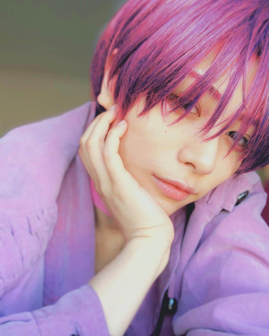 春川芽生のインスタグラム：「これは私が、令和の技術に身を任せピンクメンになったときの写真です🌷 . #忘れた頃に別ショット◎ #ピンクヘアー」