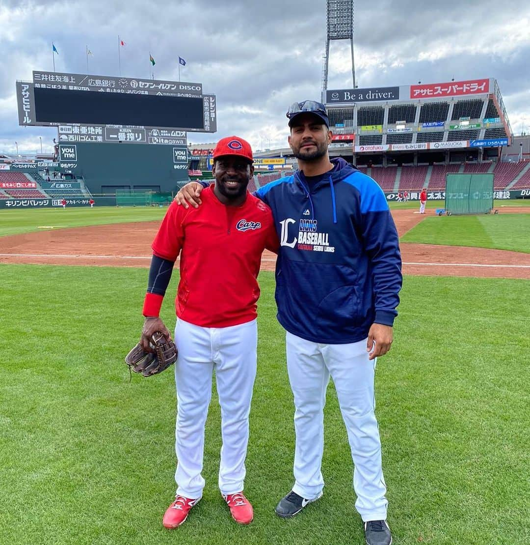 エルネスト・メヒアのインスタグラム：「Después de 6 años casi Una con mi hermano @jp_2838 “el Águila negra” caballo de mis @aguilasoficial cuantos recuerdos buenos juntos y anécdotas! #baseballlife mucha suerte en esta nueva etapa bro!! 🙏🏽」