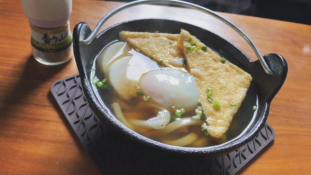 長田成哉のインスタグラム：「DAISOでめちゃくちゃ良いサイズのいろり鍋見つけて、小うどん作った。 #個人的な自炊の記録」