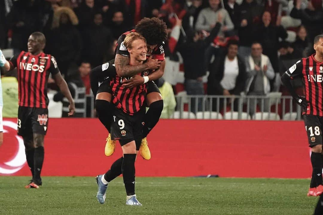 カスパー・ドルベリのインスタグラム：「Nothing like a late derby winner ❤️🖤」