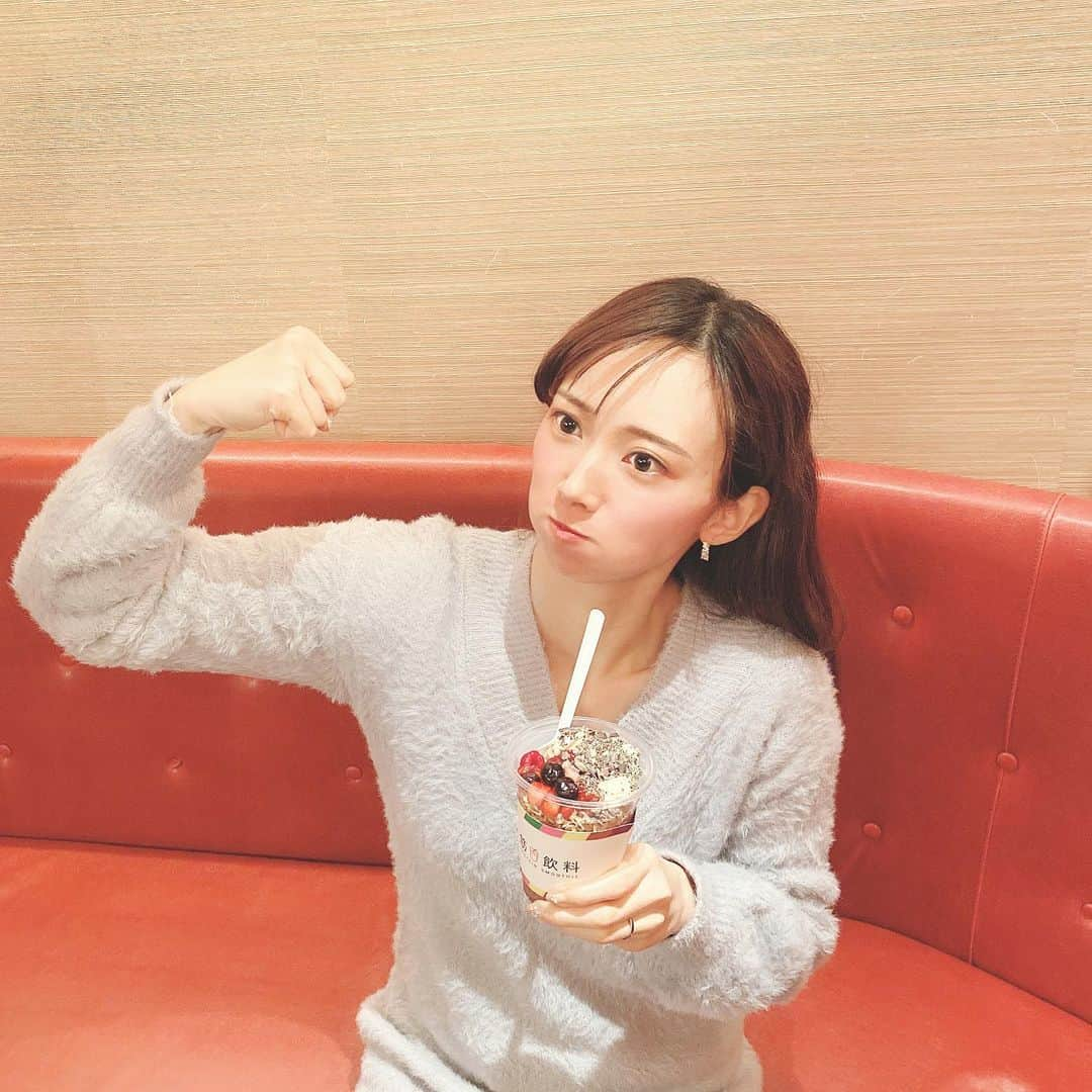 恵美さんのインスタグラム写真 - (恵美Instagram)「赤坂にある筋肉飲料 @kinniku_inryou  で #グリーンスムージー と #アサイーボウル をいただきました🥤🥬 . こちらはプロテインや健康的なスムージーを作っているお店で、 ジムで鍛えている男性にはプロテインドリンク スーパーフード好きな女子にはアサイーボウルやグリーンスムージーがオススメ❣️ . たんぱく質はトレーニングやダイエット効果を高めるだけでなく、人がカラダの健康を維持する上でとても重要な栄養素です✨ . たんぱく質を気軽に美味しく摂取できるので赤坂に行った際は是非チェックしてみて下さいね🥤💪🏻 . 5,6枚目は謎の筋肉ポーズ🤣💪🏻 . #筋肉飲料 #赤坂グルメ #スムージー専門店 #スムージーダイエット #健康飲料 #プロテインスムージー #pr #model #モデル #japanesemodel #恵美 @tokyo_joshibu #東京女子部 #tokyo_joshibu #ビジョビ @b_b_j.j」3月8日 13時17分 - emi_florence819