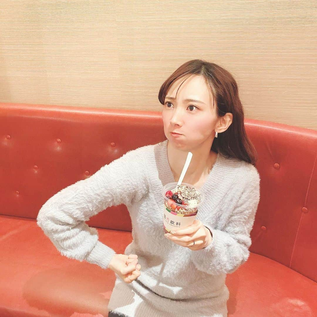 恵美さんのインスタグラム写真 - (恵美Instagram)「赤坂にある筋肉飲料 @kinniku_inryou  で #グリーンスムージー と #アサイーボウル をいただきました🥤🥬 . こちらはプロテインや健康的なスムージーを作っているお店で、 ジムで鍛えている男性にはプロテインドリンク スーパーフード好きな女子にはアサイーボウルやグリーンスムージーがオススメ❣️ . たんぱく質はトレーニングやダイエット効果を高めるだけでなく、人がカラダの健康を維持する上でとても重要な栄養素です✨ . たんぱく質を気軽に美味しく摂取できるので赤坂に行った際は是非チェックしてみて下さいね🥤💪🏻 . 5,6枚目は謎の筋肉ポーズ🤣💪🏻 . #筋肉飲料 #赤坂グルメ #スムージー専門店 #スムージーダイエット #健康飲料 #プロテインスムージー #pr #model #モデル #japanesemodel #恵美 @tokyo_joshibu #東京女子部 #tokyo_joshibu #ビジョビ @b_b_j.j」3月8日 13時17分 - emi_florence819