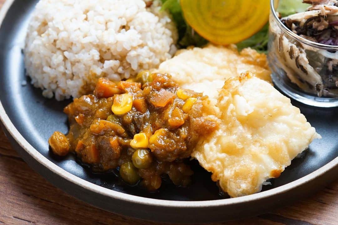 hirokoさんのインスタグラム写真 - (hirokoInstagram)「2020.3.8（日）﻿ ✽.｡.:*・ﾟ #hiroponのおうちごはん﻿  #hiroponのワンプレートごはん ﻿ @fitfood_home #フィットフードホーム さんの﻿ 手作り主菜で簡単昼ごはん﻿ 今日も#しっかり食べるダイエットごはん です﻿ ﻿ menu📝﻿ ▪︎ 白身魚のフリット野菜カレーソース（副菜付き）﻿ ▪︎ 玄米雑穀ごはん（100g）﻿ ▪︎ 蓮根･ひじき･ツナのポン酢サラダ﻿ ▪︎ グリーンサラダ﻿ ﻿ 『白身魚のフリット野菜カレーソース』のみ﻿ － 352kcal －﻿ ● タンパク質 27.9g﻿ ● 脂質 16.1g﻿ ● 炭水化物  23.9g﻿ ● 糖質 20.5g ﻿ ﻿ ﻿ 「FIT FOOD HOME」は﻿ 冷凍で届く冷凍惣菜（主菜）なので﻿ #ひとりごはん の時にすごく助かってます﻿ ﻿ ★Instagram限定10％OFFクーポン発行中です★﻿ ﻿ ✔︎ クーポンコード：Evm2qy0J﻿ ✔︎ 有効期限： 2020/4/30まで﻿ ✔︎ 購入条件： 3,000円以上購入﻿ ✔︎ 使用可能数：お一人様1回限り﻿ ﻿ お試しセットもあるのでこの機会にぜひ！﻿ 早速チェックしてみてね👉🏻 @fitfood_home ✔﻿ ﻿ ﻿ ﻿ .........The end 🍽﻿ #PFC #簡単ごはん #FFH健康冷凍惣菜 #FFH健康おうちごはん #お惣菜 #安心安全 #安心安全食材 #インスタフード #昼ごはん #おうちごはん通信 #おうちごはんLover #くらしメイド #フーディーテーブル #マカロニメイト #デリミア #デリスタグラマー #バランスの良い食事 #てづくりごはん365 #うちのシェフ #クーポンコード #snapdish #macaroni #locari_kitchen #lin_stagrammer﻿  #ハサミポーセリン ・」3月8日 13時16分 - hiropon0201