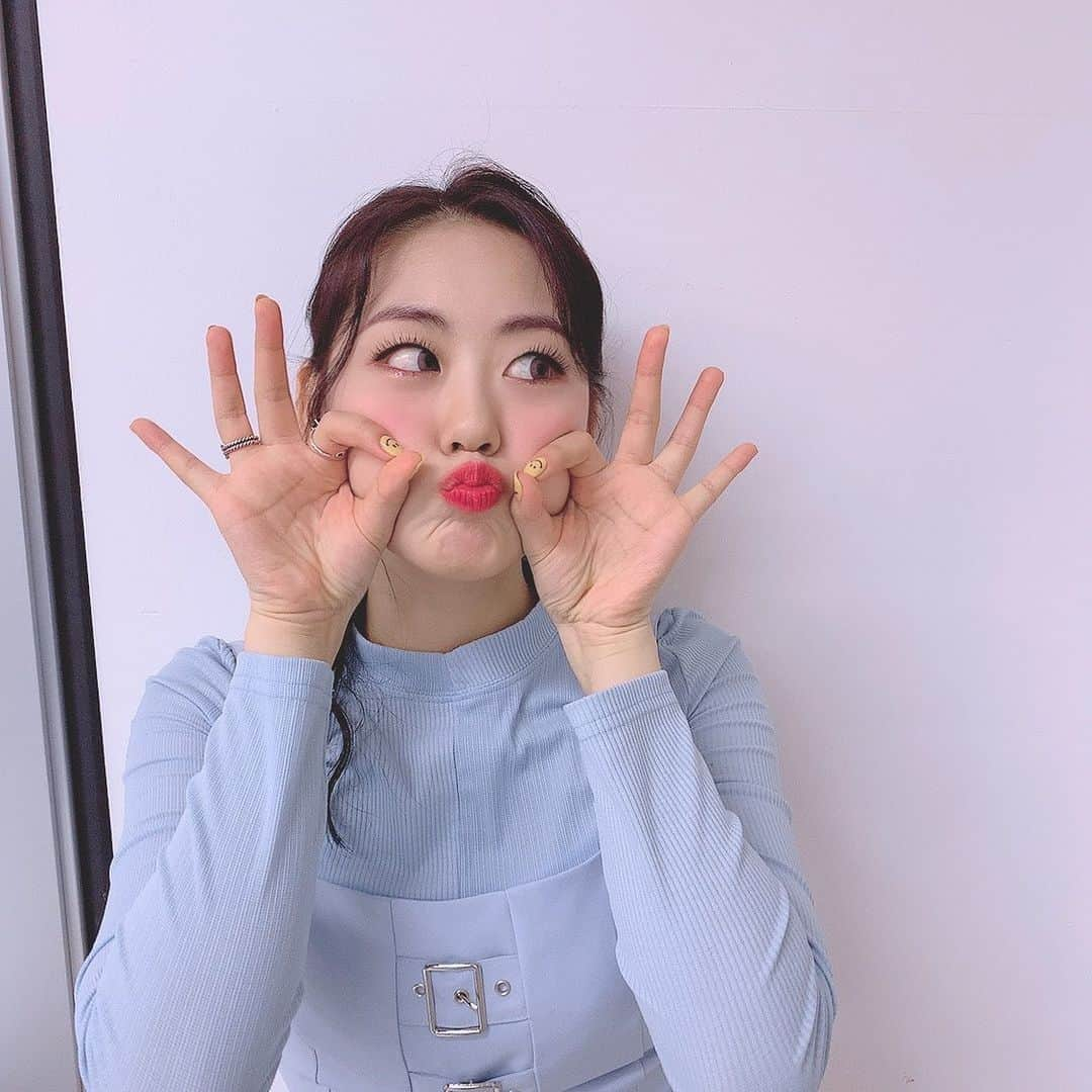 Weki Mekiさんのインスタグラム写真 - (Weki MekiInstagram)「여러가지 포즈 시도 ㅋㅋㅋ 여럽군 어려워🙈  #위키미키 #루아」3月8日 13時24分 - weki_meki