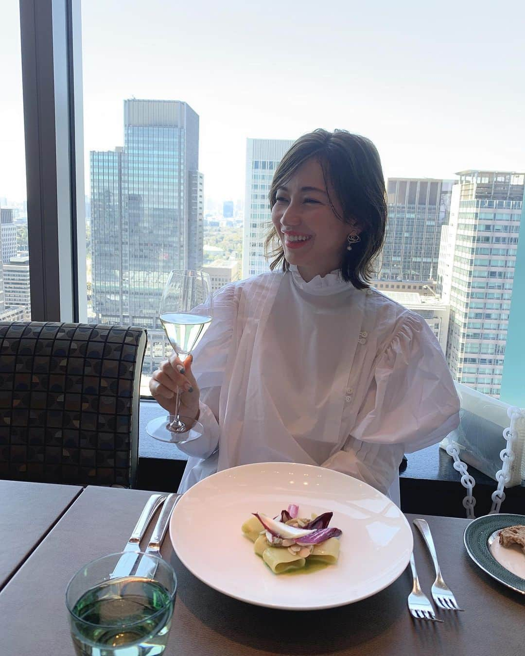 山本ソニアさんのインスタグラム写真 - (山本ソニアInstagram)「Happy Women’s day ❤︎ 先日の家族ランチ👨‍👧‍👦 素敵な時間を素敵な人と  ブラウス着るの好きだな〜 このデザインは一目惚れ😍  #happywomensday」3月8日 19時00分 - soniann0505