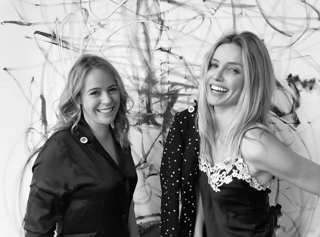 アナベル・ウォーリスのインスタグラム：「On this international woman’s day I was asked by @laperlalingerie if there was one particular woman who inspired me. Her name is Philli Boyle. Philli was part of a group of friends who wanted to do something to support refugees in 2015. They ended up setting up @chooselove, an organisation whose work has now reached over a million people. A lot of their work focuses on the needs of displaced women and girls. There are currently thousands of refugee women and children stranded at the border between Greece & Turkey. Philli and her team have dedicated their lives to helping them and countless others. She is truly an inspiration.  Thank you @laperlalingerie for the opportunity to give thanks to a person who-along with a group of other amazing women-has done so much for others.  #inspiredbylaperla #ad  In honor of women’s day. If you’d like to donate to her cause (LINK IN BIO) a private donor has said they will match whatever you give!!! On this international women’s day lets help some women and girls in need.  All my love to you all.  #happyinternationalwomensday」