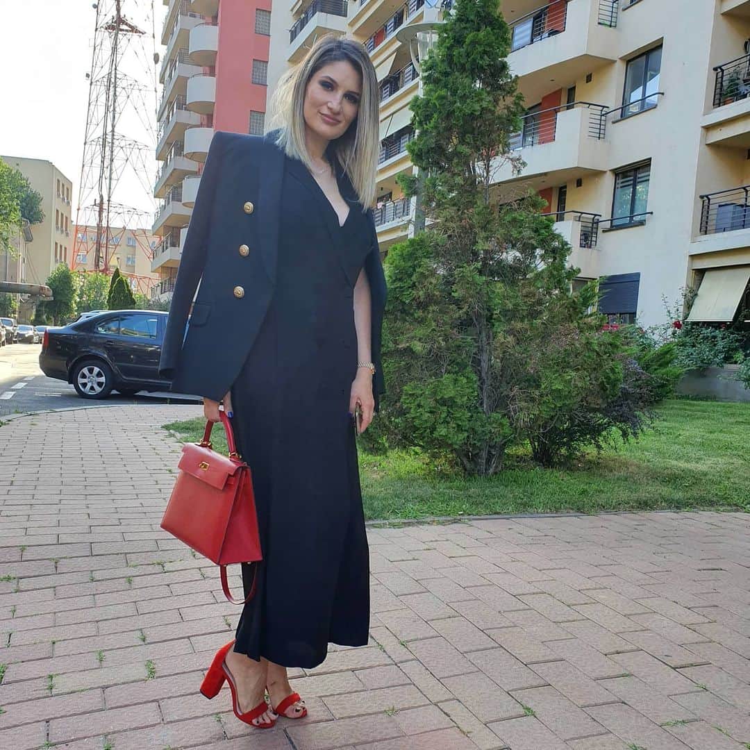 ヴラド・キリケシュのインスタグラム：「Happy birthday to my soulmate, the woman of my life, the best friend and the best mom. You are our everything. Love you @sabrinachiriches ❤❤❤」