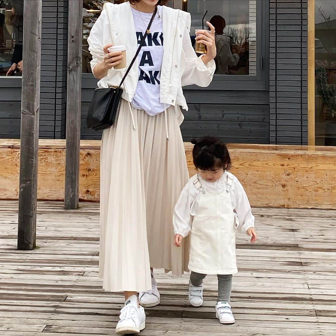 のインスタグラム：「お家でお昼ご飯食べて﻿ ちょこっと近所のカフェへ☕️﻿ ﻿ BAKE A CAKE🧁Teeは﻿ グレーにしました♡﻿ めちゃお気に入り♡♡﻿ ﻿ ついに今週は﻿ シャイニースカート﻿ 膝蹴りパンツ﻿ ノーカラーシャツの﻿ 予約がstart♡﻿ この3点を毎日着回したいと思います🥐﻿ ﻿ ﻿ ﻿」