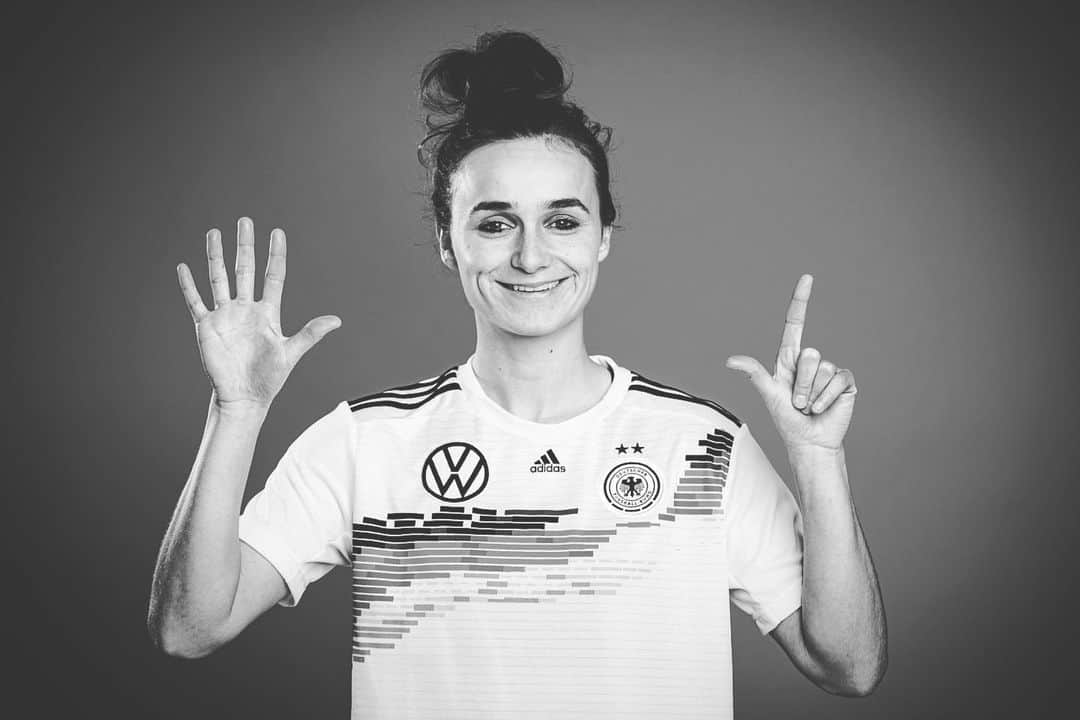 Lina Magullのインスタグラム：「🌍 *Weltfrauentag* 💁‍♀️Jedes 7. Mitglied im DFB ist weiblich. Damit sind wir mit 1,1 Millionen Frauen und Mädchen im Fußball vor allem eines: unverzichtbar 😜 #Jede7te #Weltfrauentag」