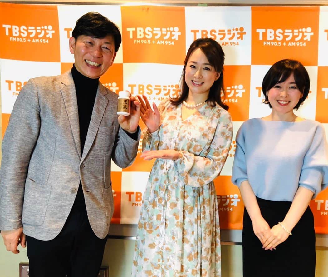 片桐千晶さんのインスタグラム写真 - (片桐千晶Instagram)「‪⁑ 今朝は川柳作家のやすみりえさんをお迎えしました🌸 川柳を作るポイントは ①発想の転換 ②「その時」を詠み込む。 そして！ ③うまいこと言おうとしないこと。 最後の雑念がどうしても浮かぶんだなぁ。笑‬ . ‪言葉のストックを作る良い訓練になりそう☺️ 恋愛川柳って艶っぽくて素敵。 . #TBSラジオ #今を生きる楽しさを #ジャパネットたかた #やすみりえ #馬場雄二 #片桐千晶 #川柳」3月8日 19時06分 - chiaki.katagiri333