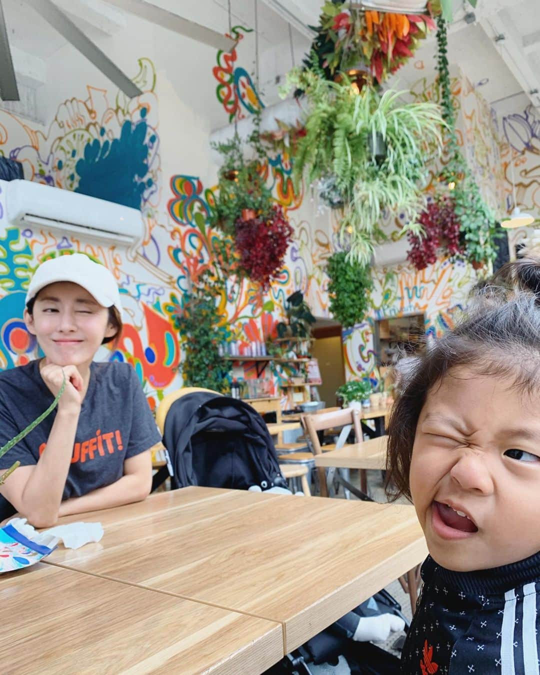 高木りなさんのインスタグラム写真 - (高木りなInstagram)「ご飯が出てくるまで 長男君と変顔遊び🤪🌿❤️ 밥 나올때까지 #눈싸움 . . #downtownla #dtla #yukokitchen #losangeles #california #motherandson #ロサンゼルス #ママと息子 #로스앤젤레스 #엄마와아들」3月8日 13時51分 - rinasvoyage